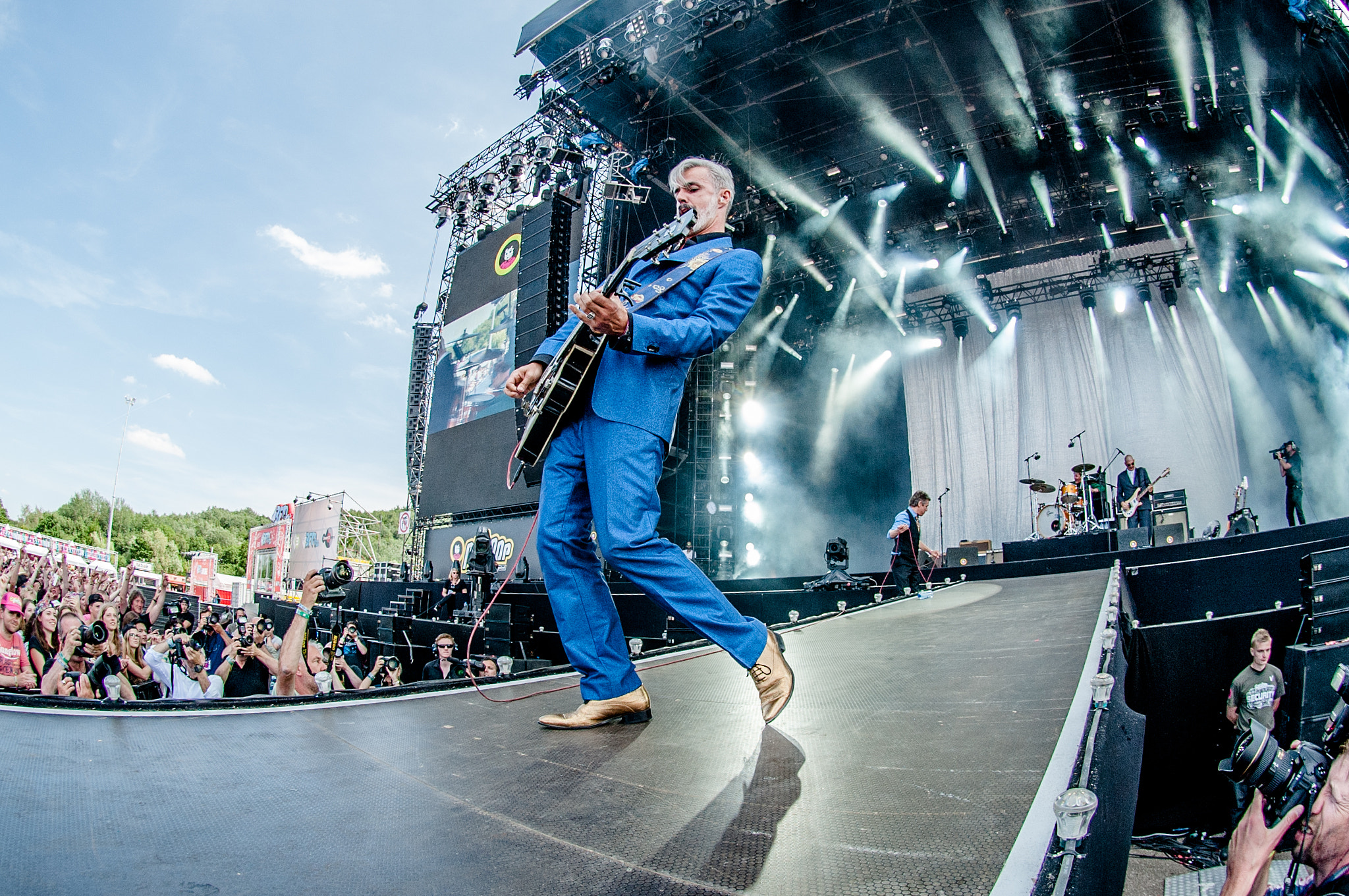 Nikon AF DX Fisheye-Nikkor 10.5mm F2.8G ED sample photo. Triggerfinger @ pinkpop photography