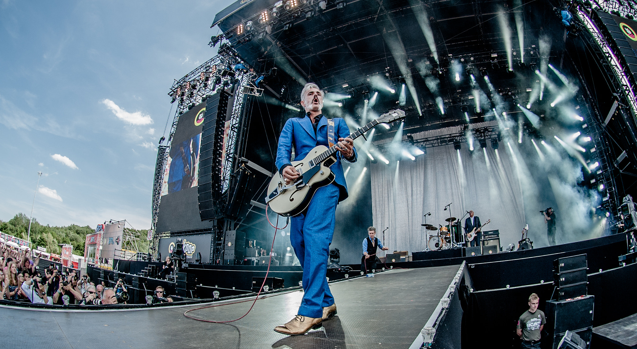 Nikon AF DX Fisheye-Nikkor 10.5mm F2.8G ED sample photo. Triggerfinger @ pinkpop photography