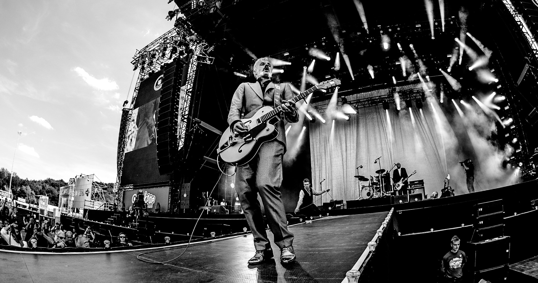 Nikon AF DX Fisheye-Nikkor 10.5mm F2.8G ED sample photo. Triggerfinger @ pinkpop photography