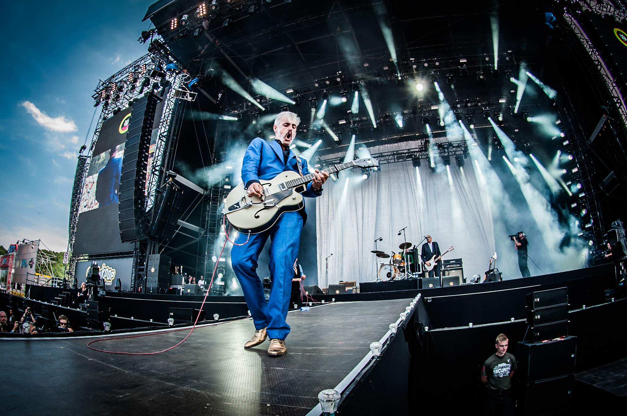 Nikon AF DX Fisheye-Nikkor 10.5mm F2.8G ED sample photo. Triggerfinger @ pinkpop photography