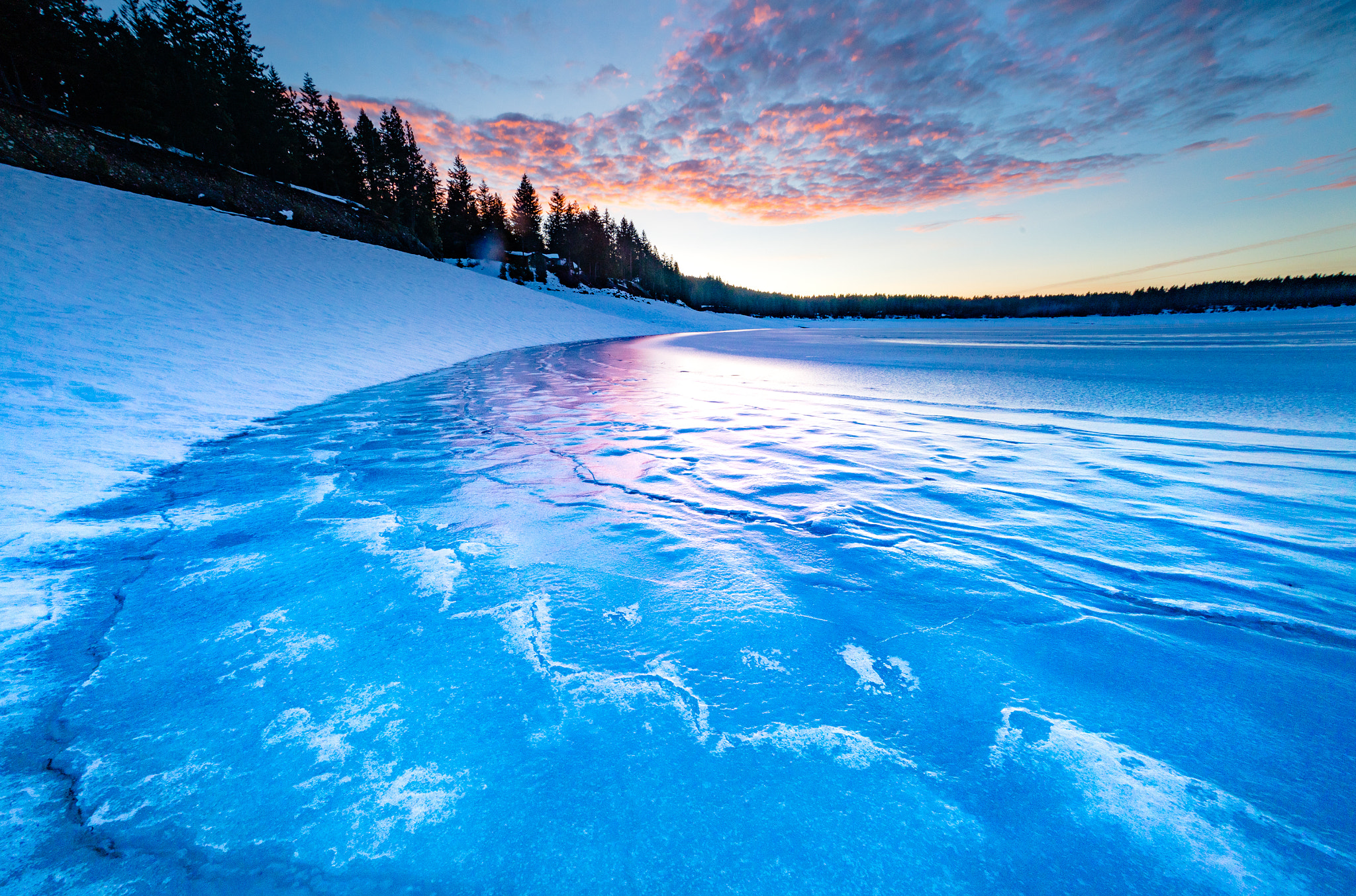 Sony a7R II + Sony E 10-18mm F4 OSS sample photo. Sunrise over lake cle elum photography