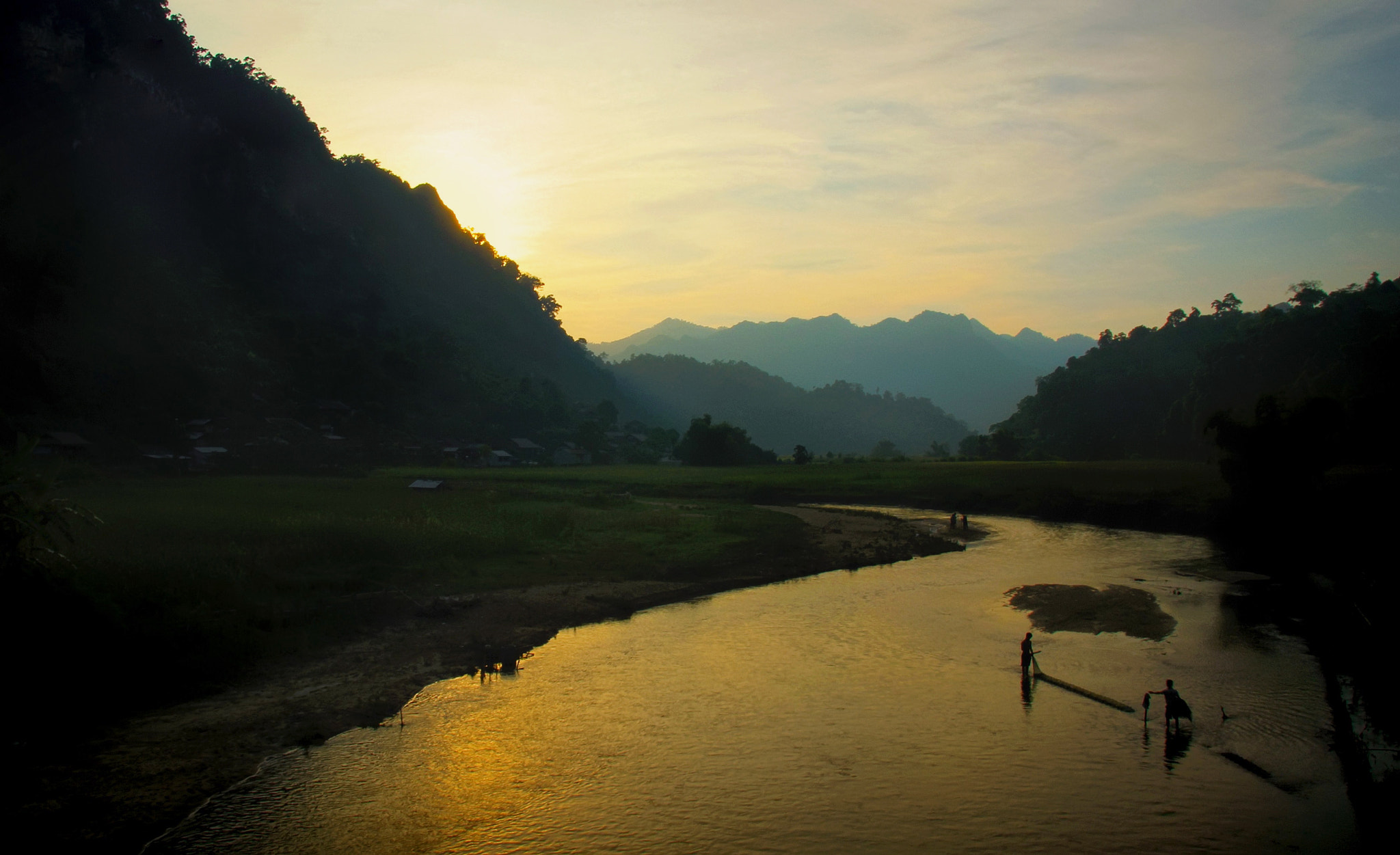 Canon EOS 550D (EOS Rebel T2i / EOS Kiss X4) sample photo. Sunset over stream photography