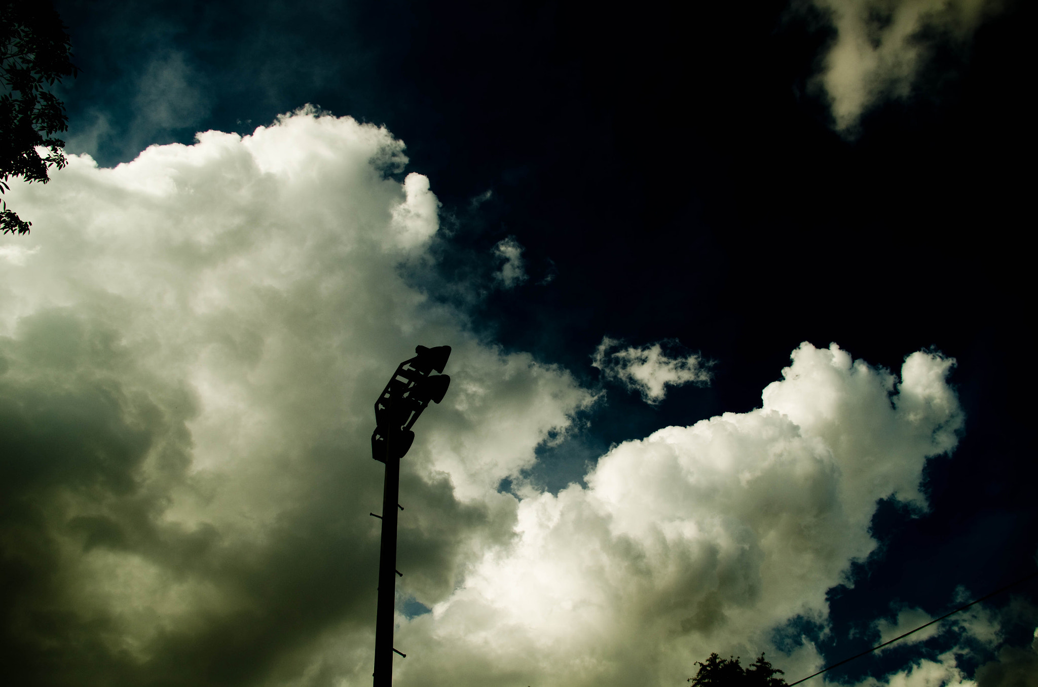 Samsung/Schneider D-XENON 18-55mm F3.5-5.6 sample photo. Cloud photography