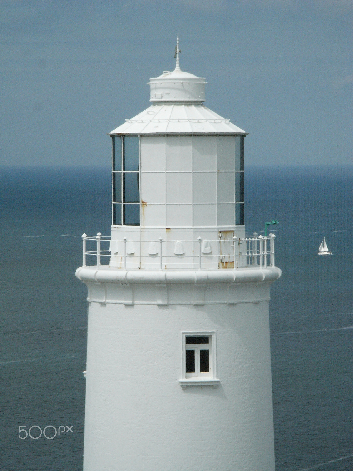 Ricoh Caplio R5 sample photo. Lighthouse with yacht photography