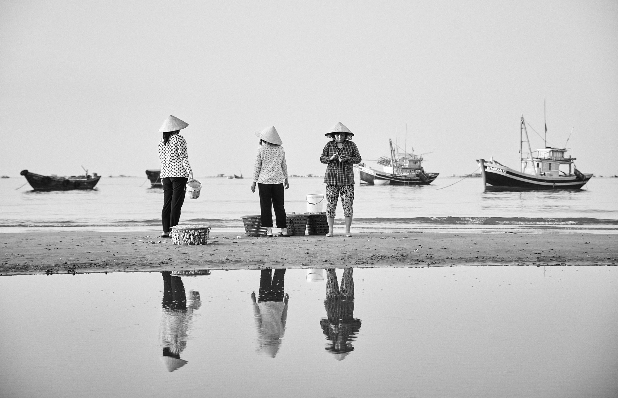 Sony a7R II + 24-70mm F2.8 G SSM OSS sample photo. Three women waiting photography