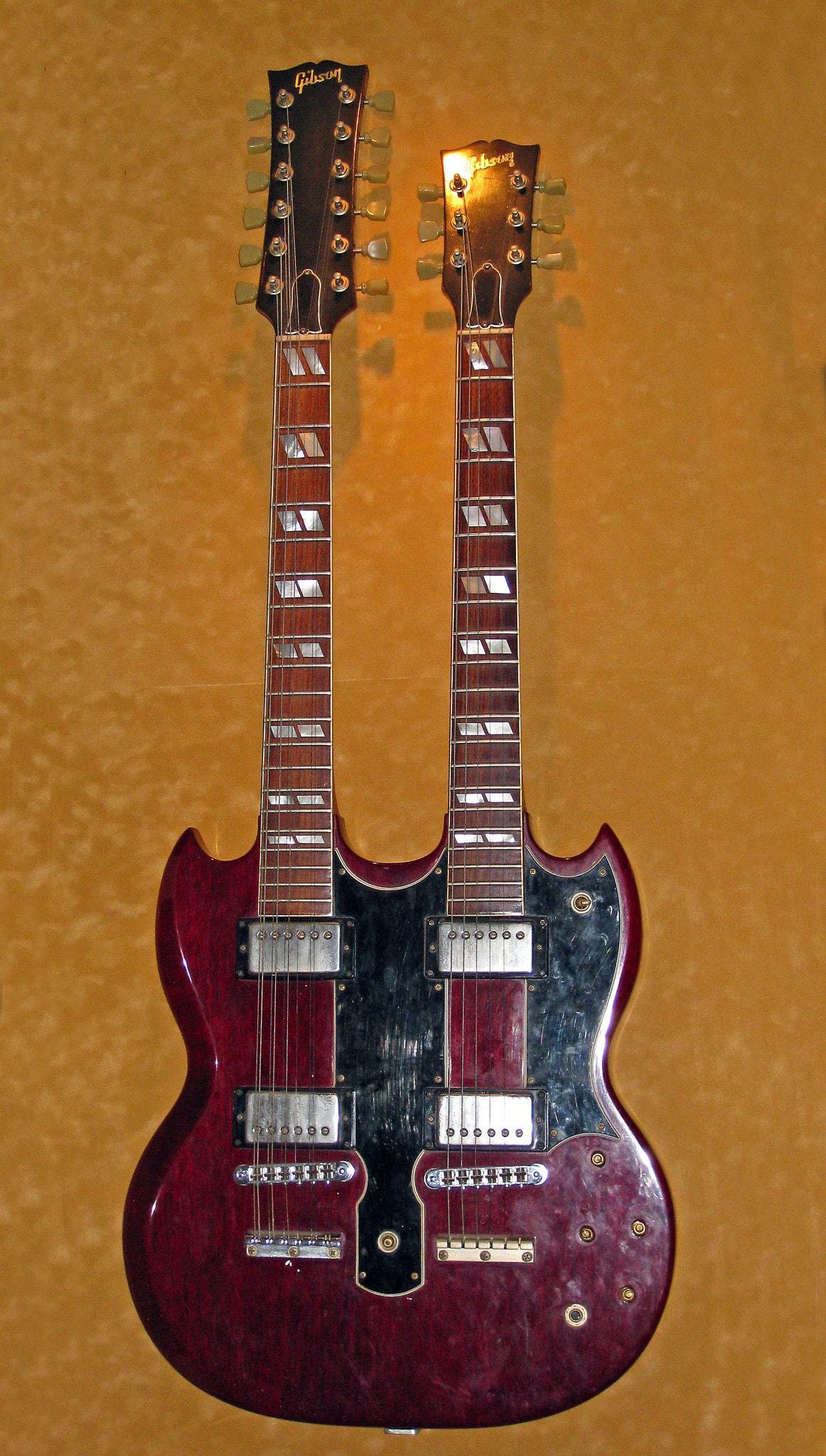 Canon PowerShot SD890 IS (Digital IXUS 970 IS / IXY Digital 820 IS) sample photo. Twin necked gibson guitar photography