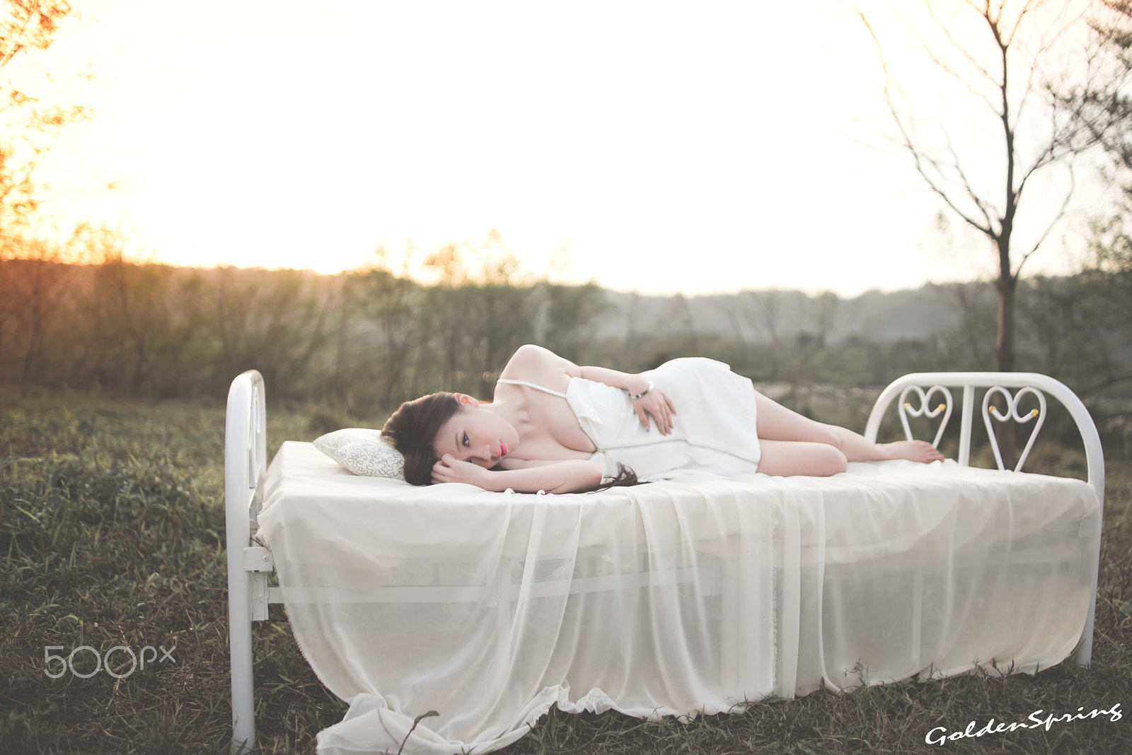 Nikon D810 + AF Nikkor 28mm f/1.4D sample photo. Grassland, bed and girl. photography