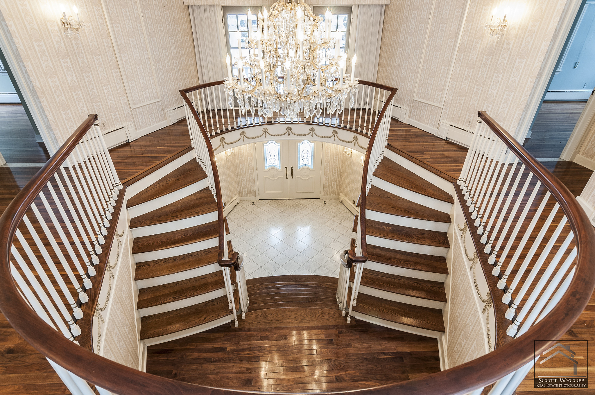 Nikon D5000 + Tokina AT-X 11-20 F2.8 PRO DX (AF 11-20mm f/2.8) sample photo. Beautiful staircase photography
