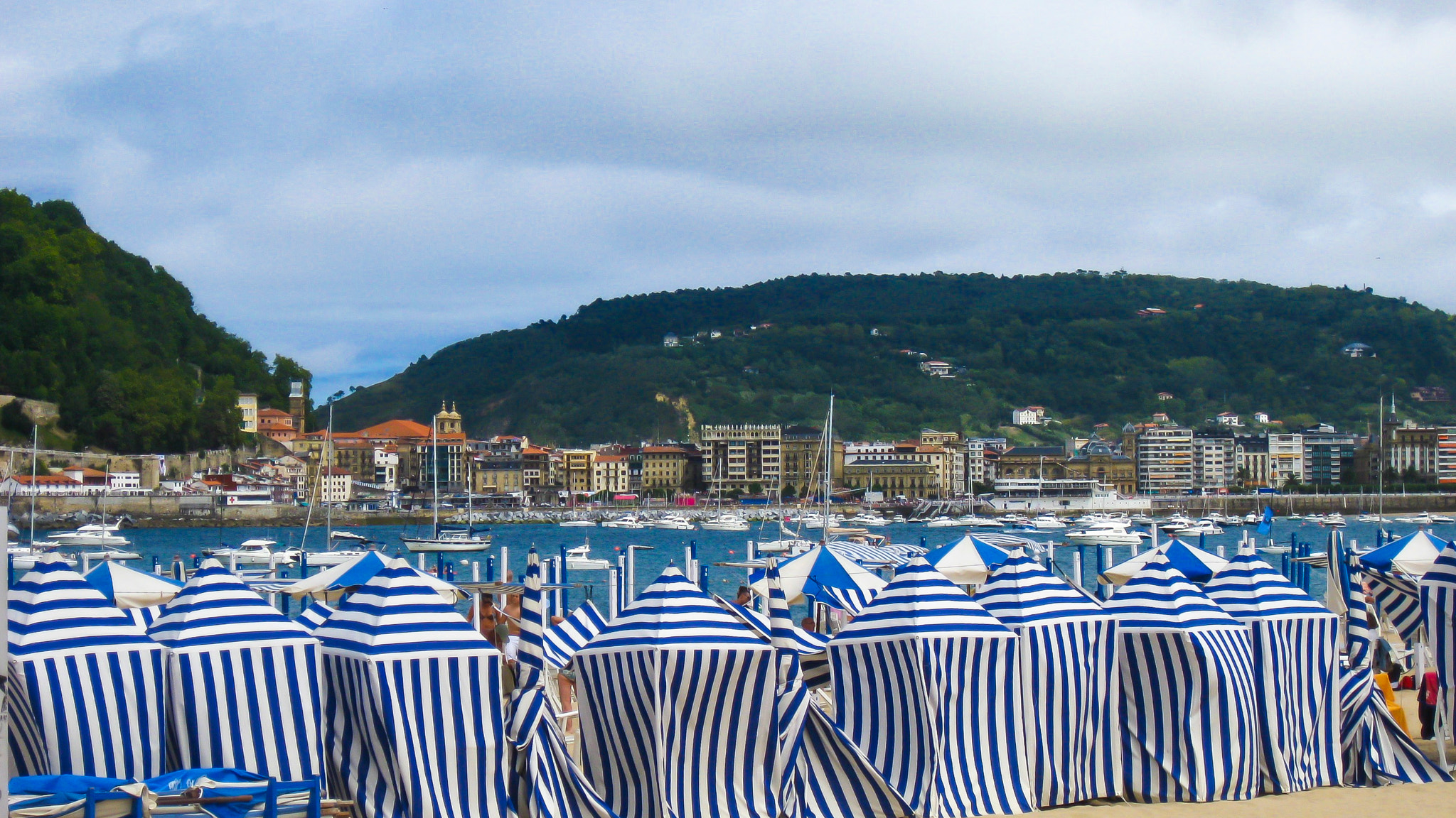 Canon DIGITAL IXUS 950 IS sample photo. Beach huts in san sebastian photography