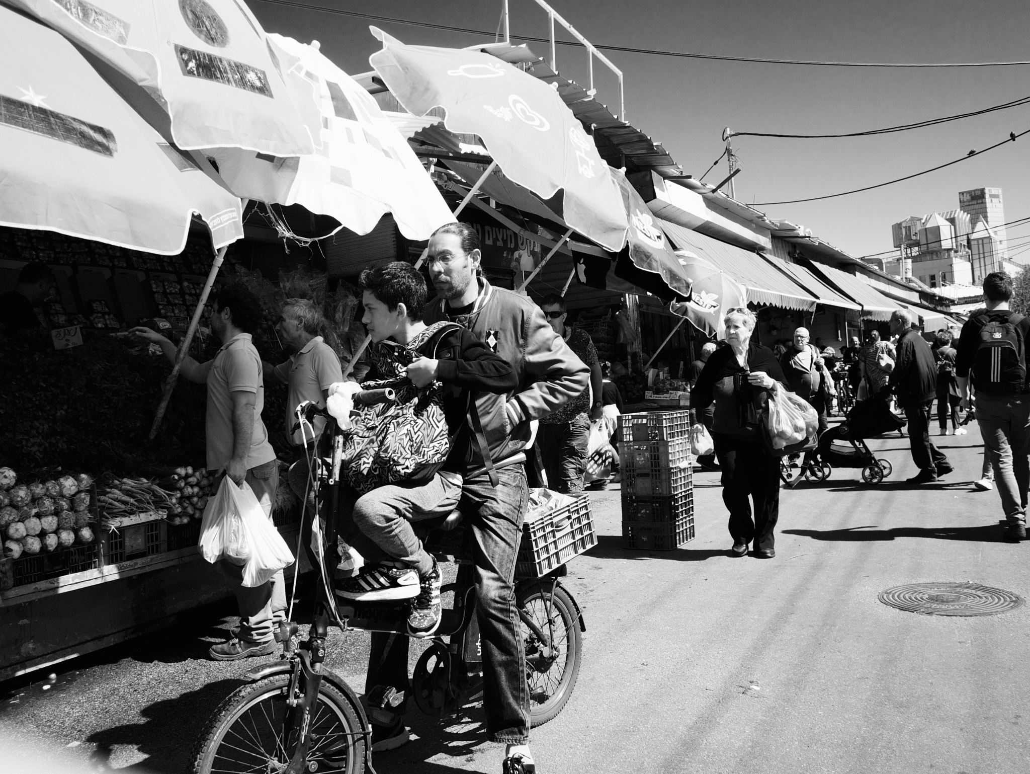 Panasonic Lumix DMC-GF3 + Panasonic Lumix G 14mm F2.5 ASPH sample photo. Market.. photography