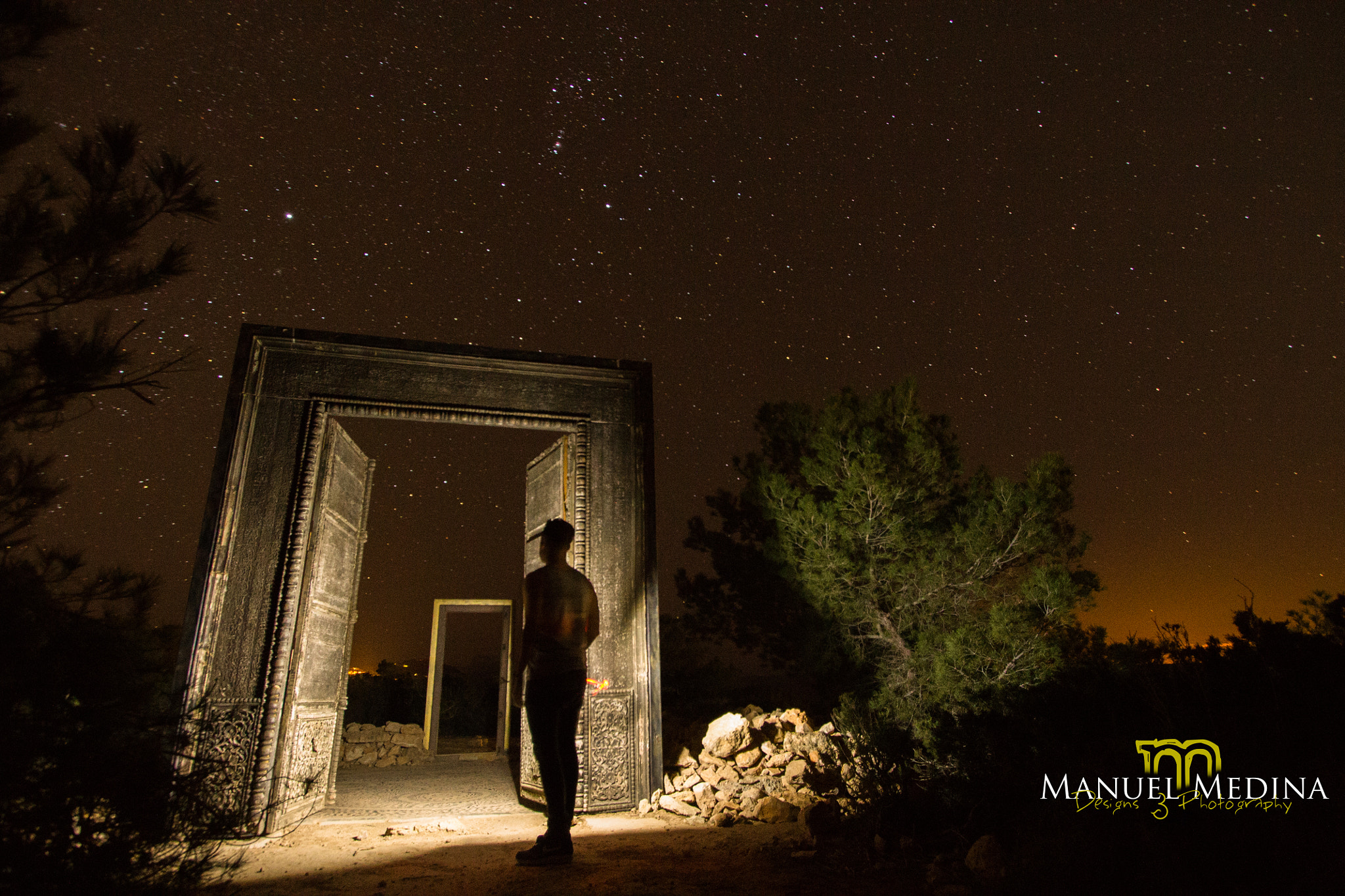 Canon EF-S 10-22mm F3.5-4.5 USM sample photo. Discover the door photography