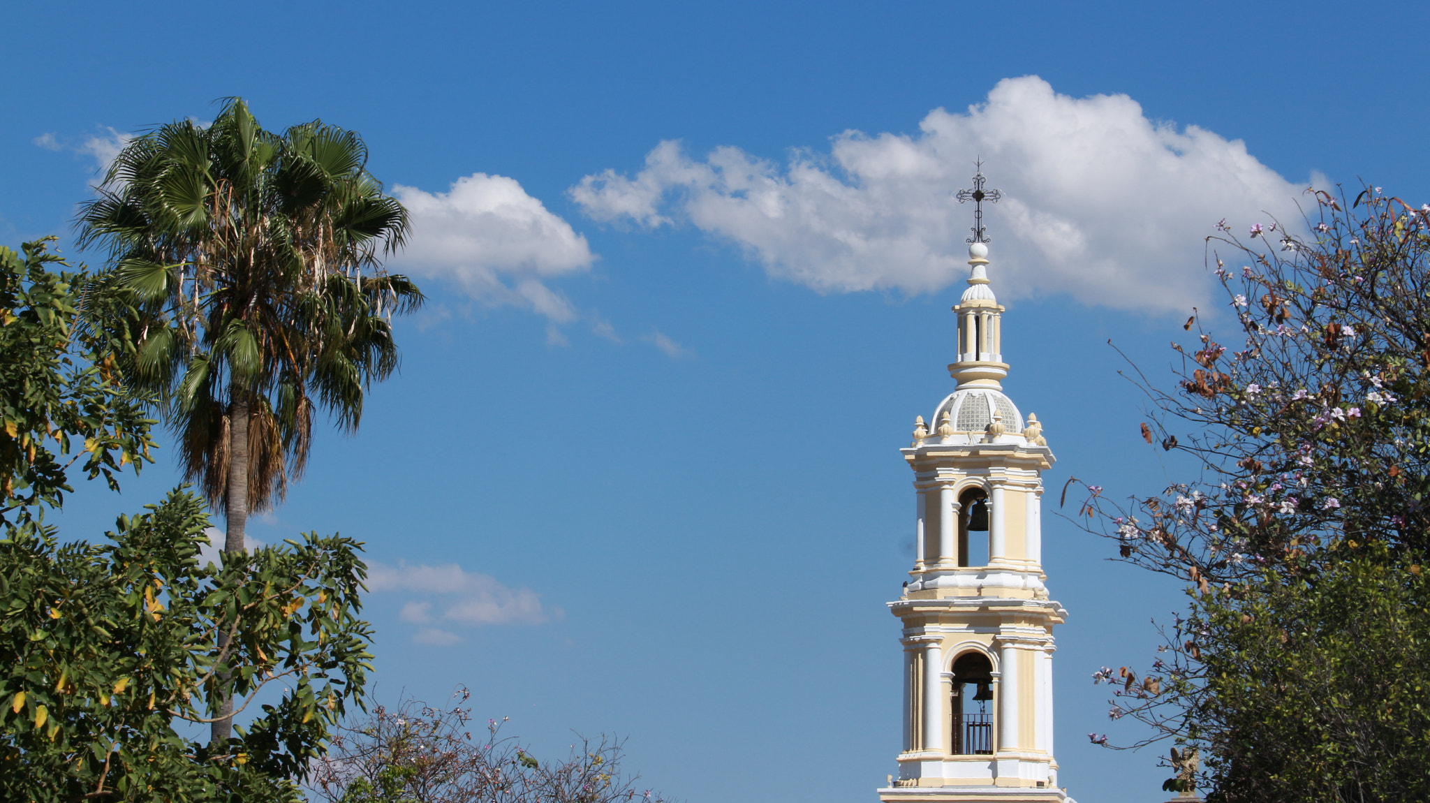 Canon EOS M + Canon EF-S 18-200mm F3.5-5.6 IS sample photo. Bell tower of nuestra señora del rosario photography