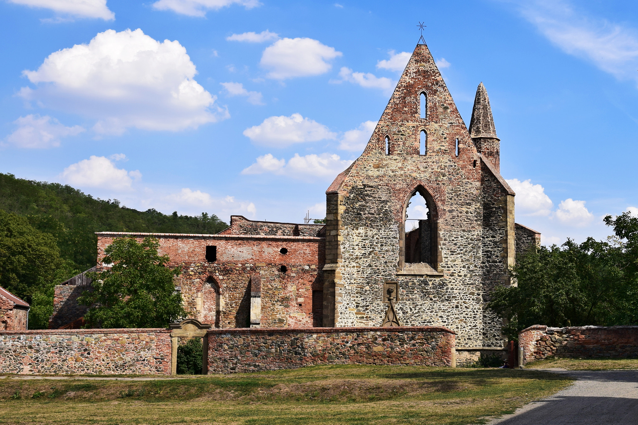 Nikon D5300 + Sigma 17-70mm F2.8-4 DC Macro OS HSM | C sample photo. Rosa coeli - monastery ruins photography