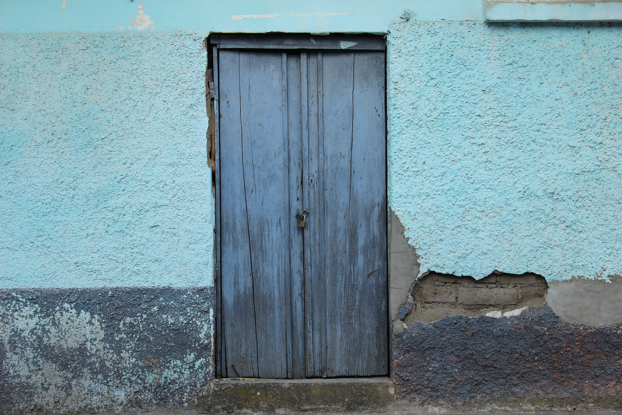 Canon EF-S 18-55mm F3.5-5.6 sample photo. Wood door photography