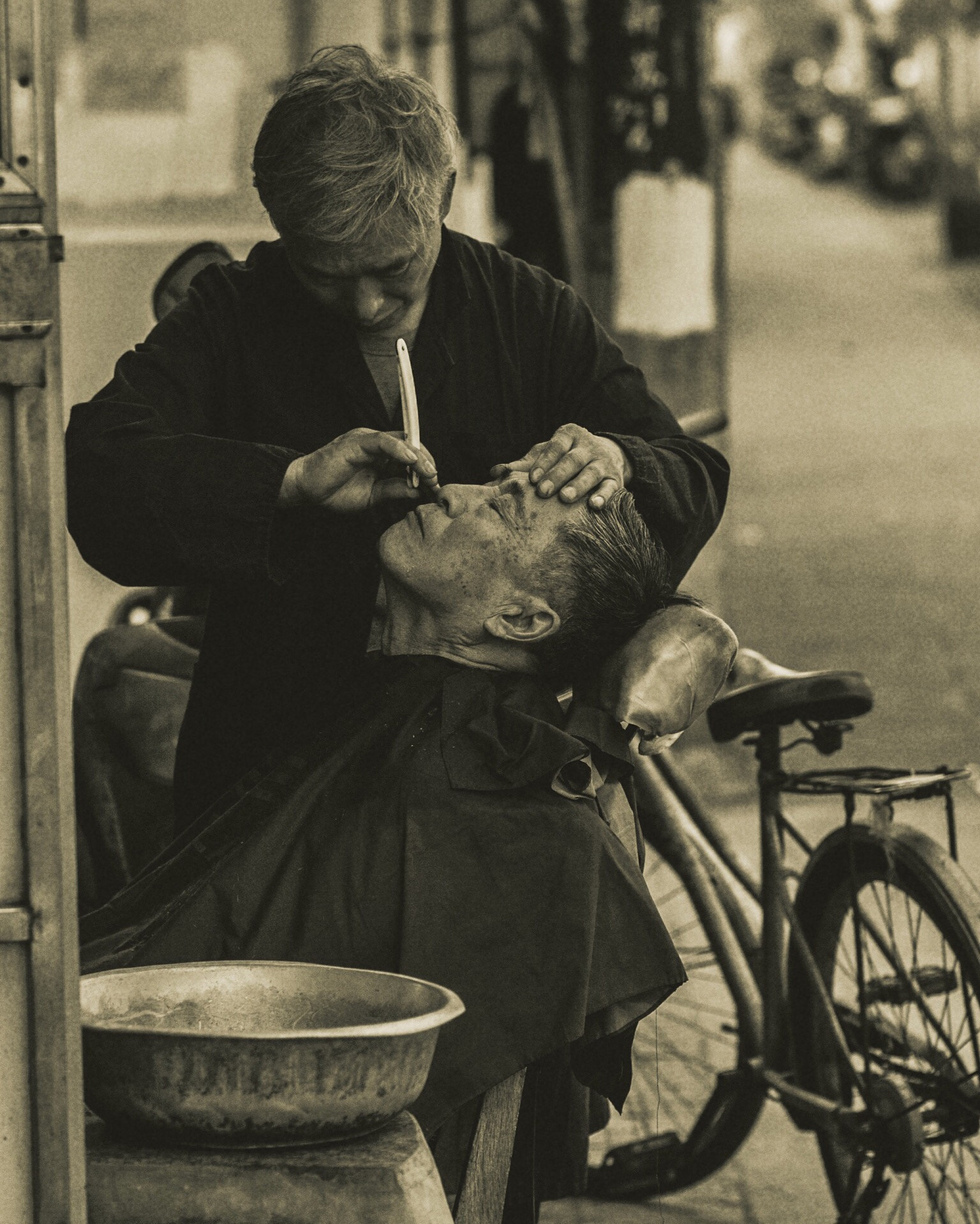 Nikon D80 + Nikon AF-S Nikkor 85mm F1.8G sample photo. "street barber" photography