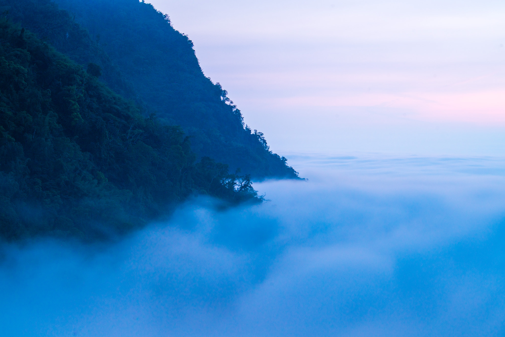 Minolta AF 70-210mm F3.5-4.5 sample photo. Cloud sea photography