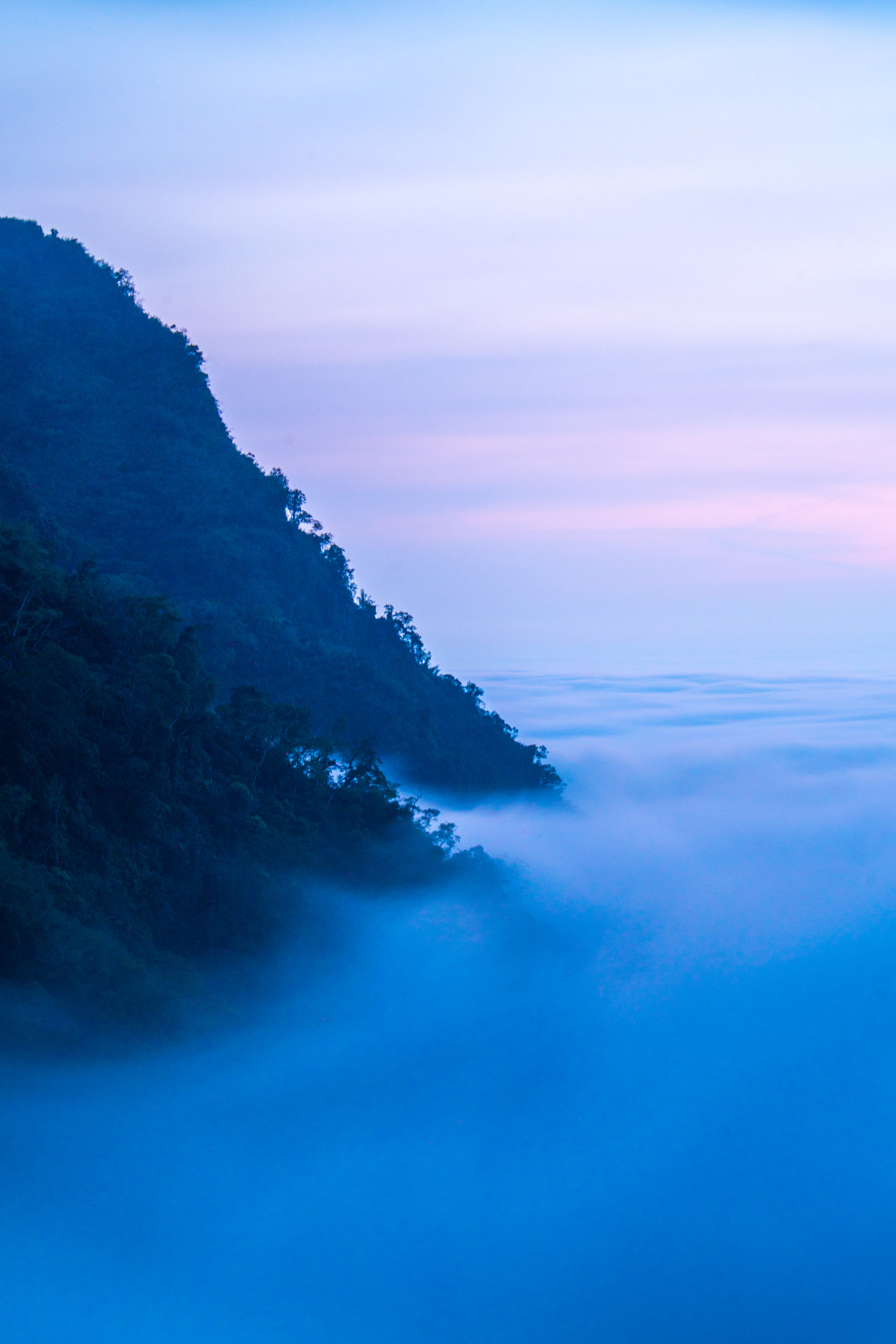 Minolta AF 70-210mm F3.5-4.5 sample photo. Cloud sea photography