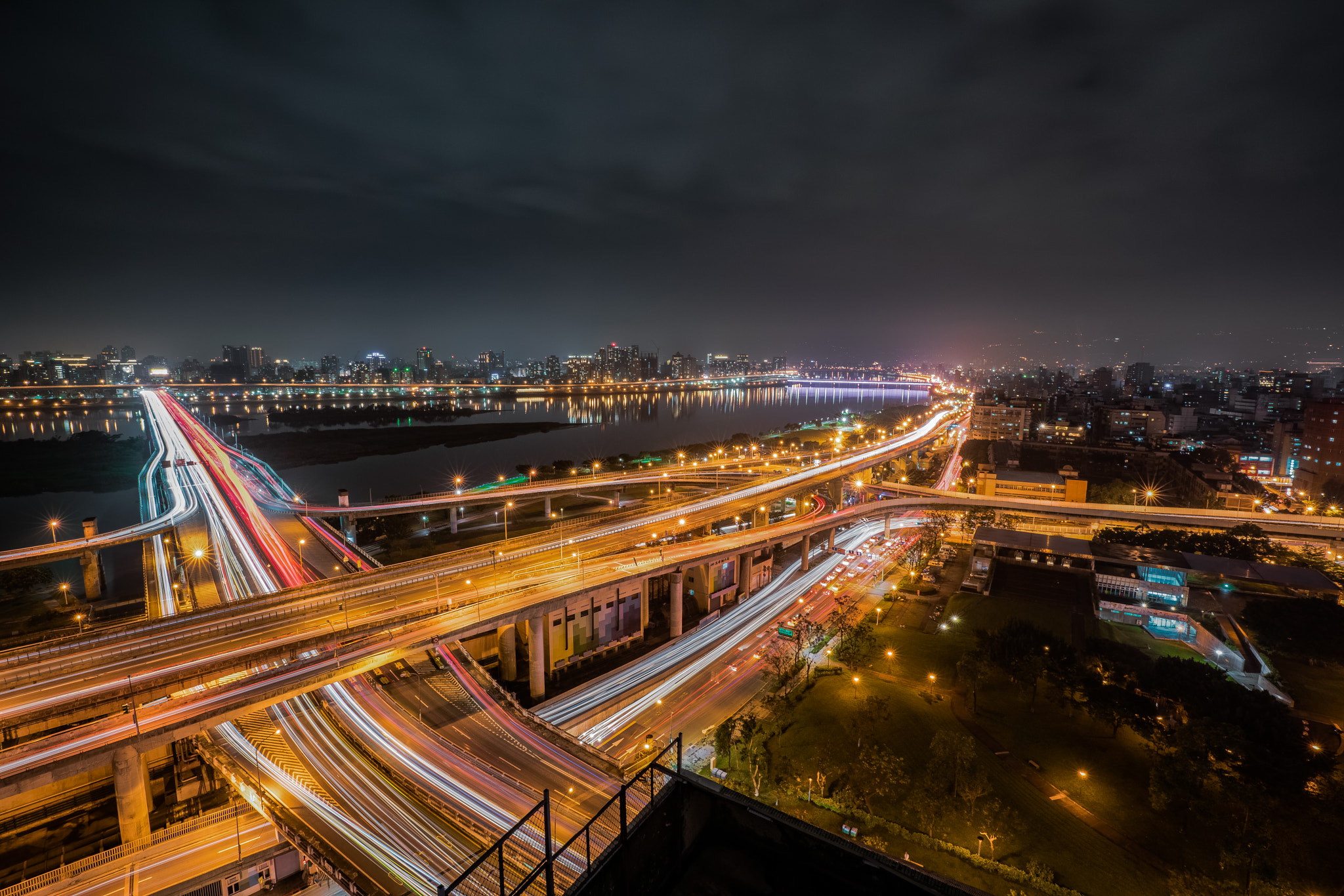 Sony a7R II + Sony Vario-Sonnar T* 16-35mm F2.8 ZA SSM sample photo. Zhongxiao bridge light rail photography