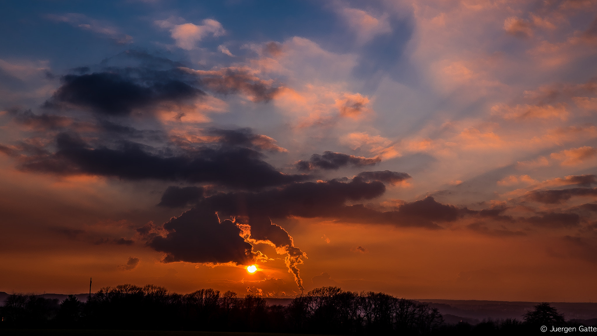 ZEISS Touit 32mm F1.8 sample photo. Sonnenuntergang über duisburg photography