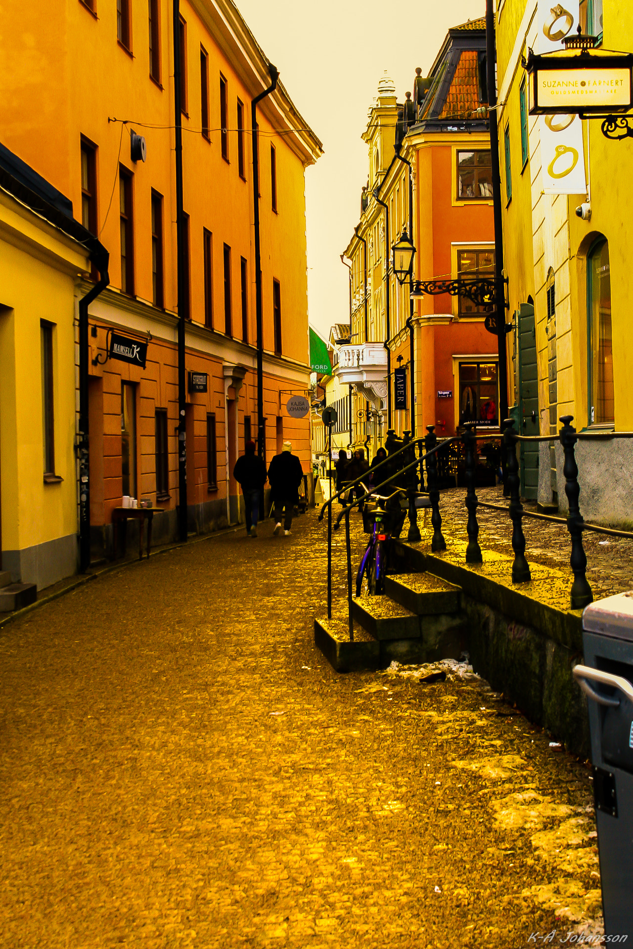 Canon EOS 30D + Canon EF-S 18-55mm F3.5-5.6 III sample photo. "gold street" in uppsala! photography