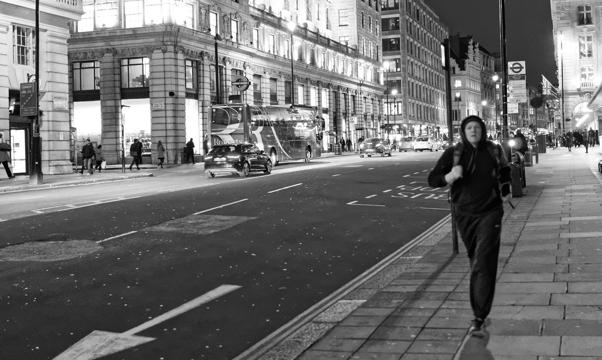 Sony FE 28mm F2 sample photo. Street runner photography