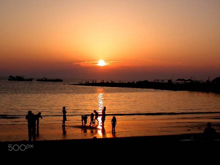 Nikon E2500 sample photo. Sunsets and people photography