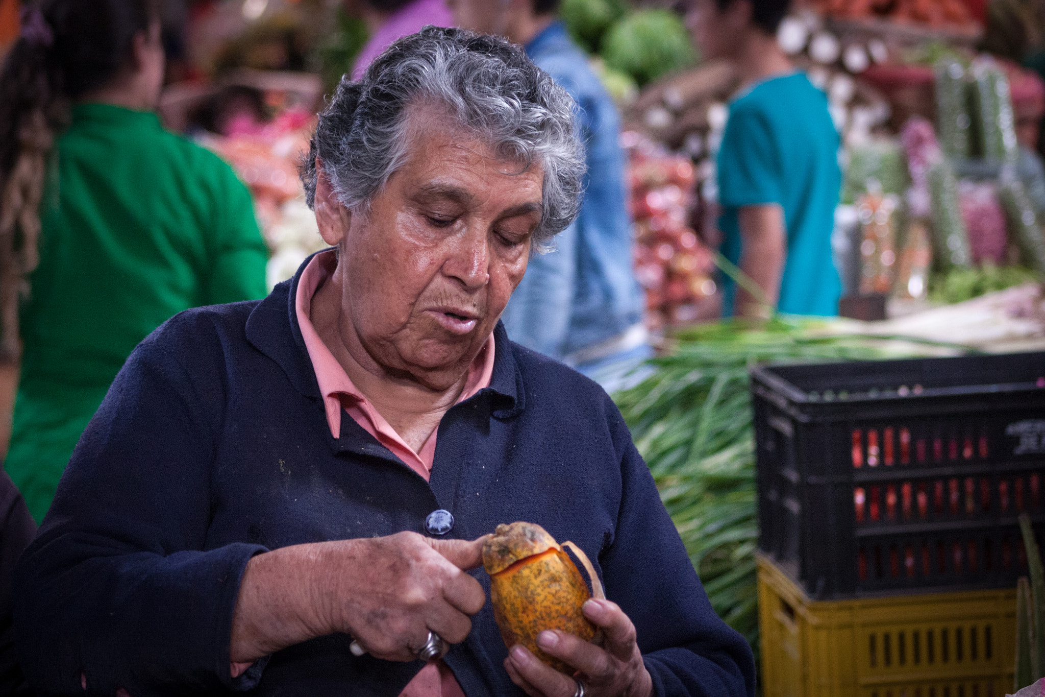 Canon EF 75-300mm f/4-5.6 USM sample photo. Market lady photography
