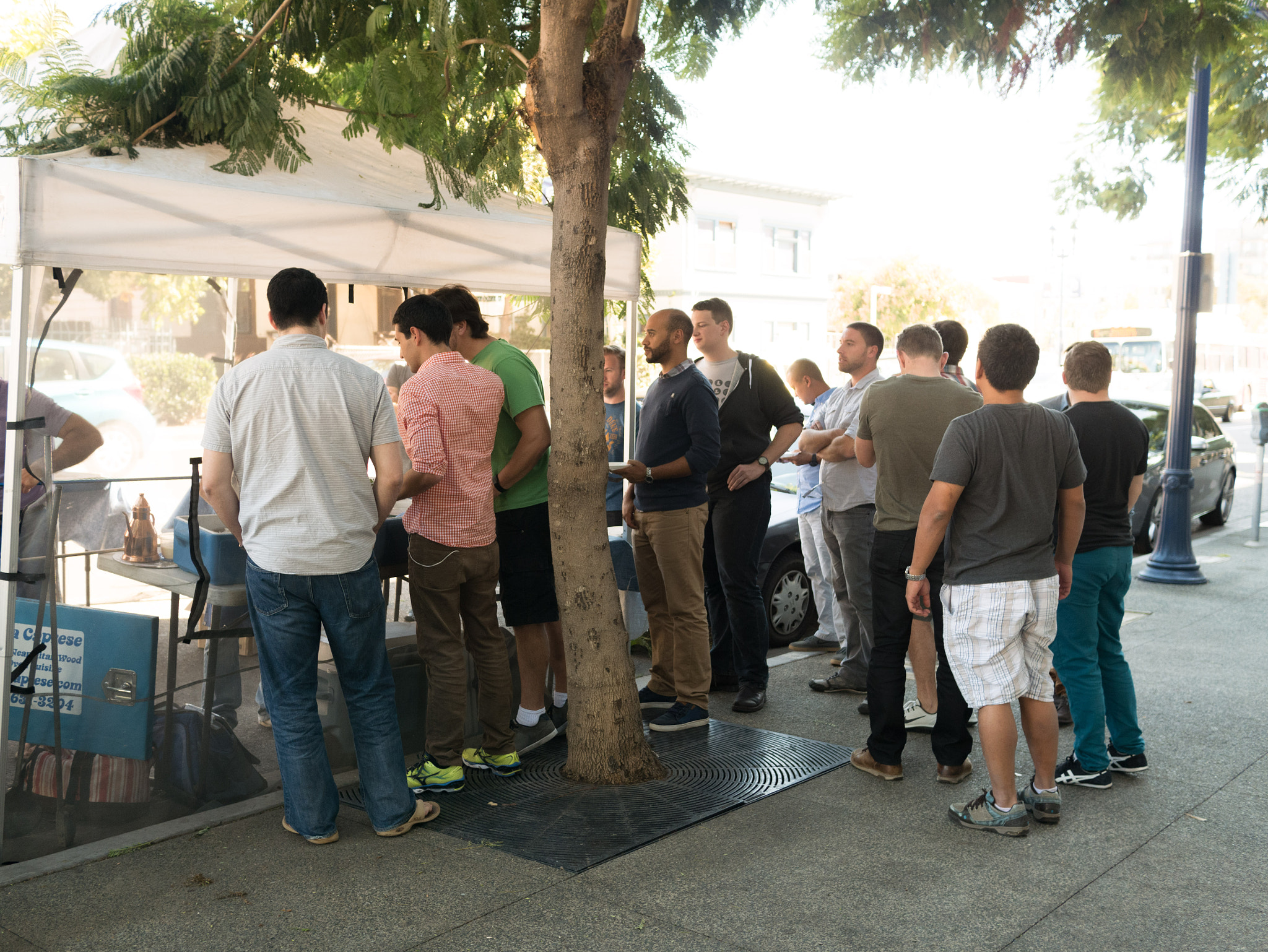 Panasonic Lumix DMC-GX7 + Panasonic Lumix G 20mm F1.7 ASPH sample photo. Street-side pizza crowd photography