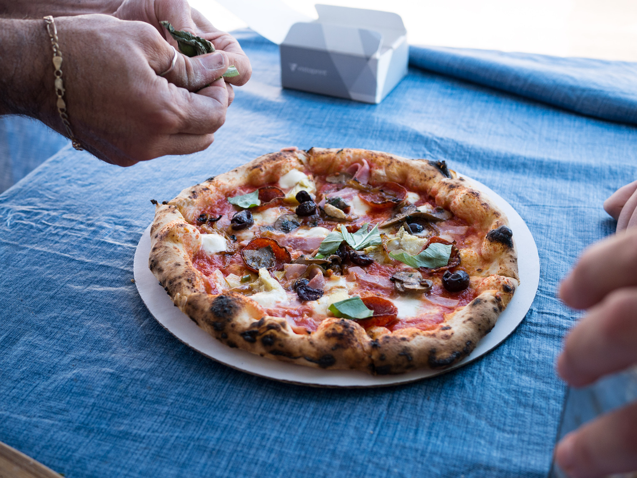 Panasonic Lumix DMC-GX7 + Panasonic Lumix G 20mm F1.7 ASPH sample photo. Street-side pizza photography