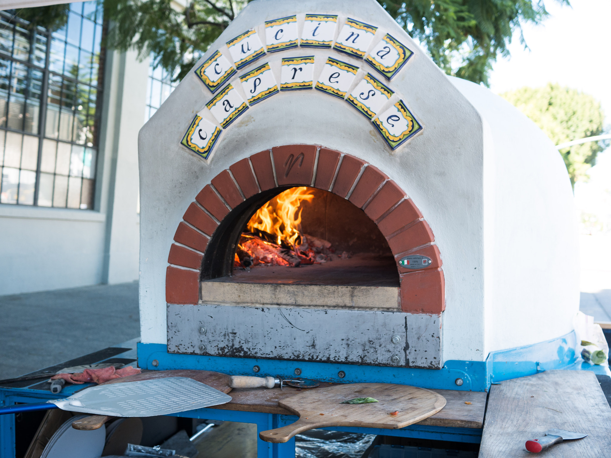 Panasonic Lumix DMC-GX7 + Panasonic Lumix G 20mm F1.7 ASPH sample photo. Street-side pizza oven photography