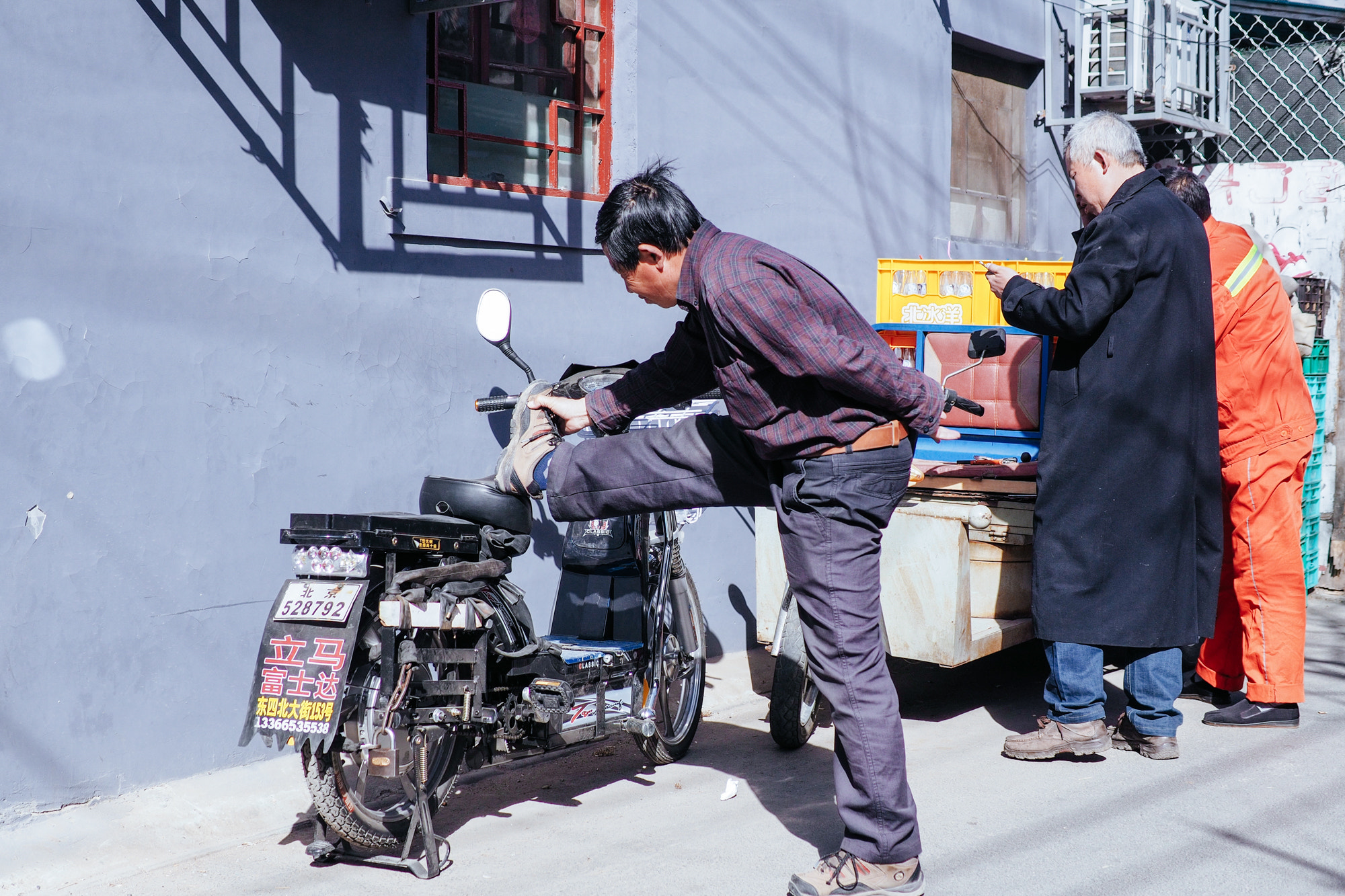 Olympus OM-D E-M10 + Panasonic Leica DG Summilux 25mm F1.4 II ASPH sample photo. Streets in beijing photography