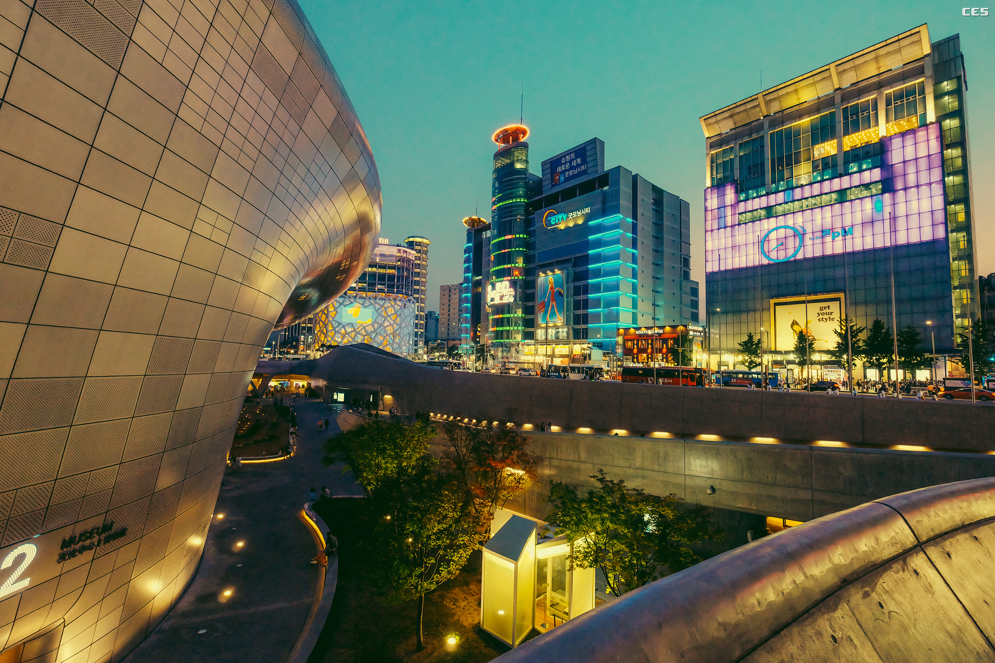 Fujifilm X-A2 + Fujifilm XF 10-24mm F4 R OIS sample photo. Dongdae-mun photography