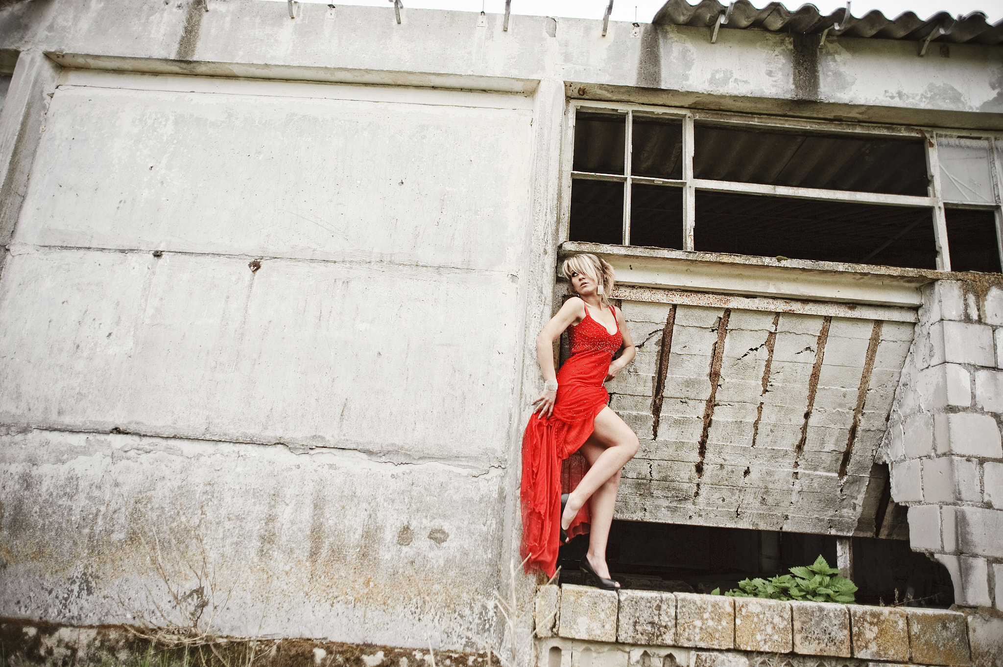 Nikon D700 + Sigma 24mm F1.8 EX DG Aspherical Macro sample photo. Girl in lingerie and ruins photography