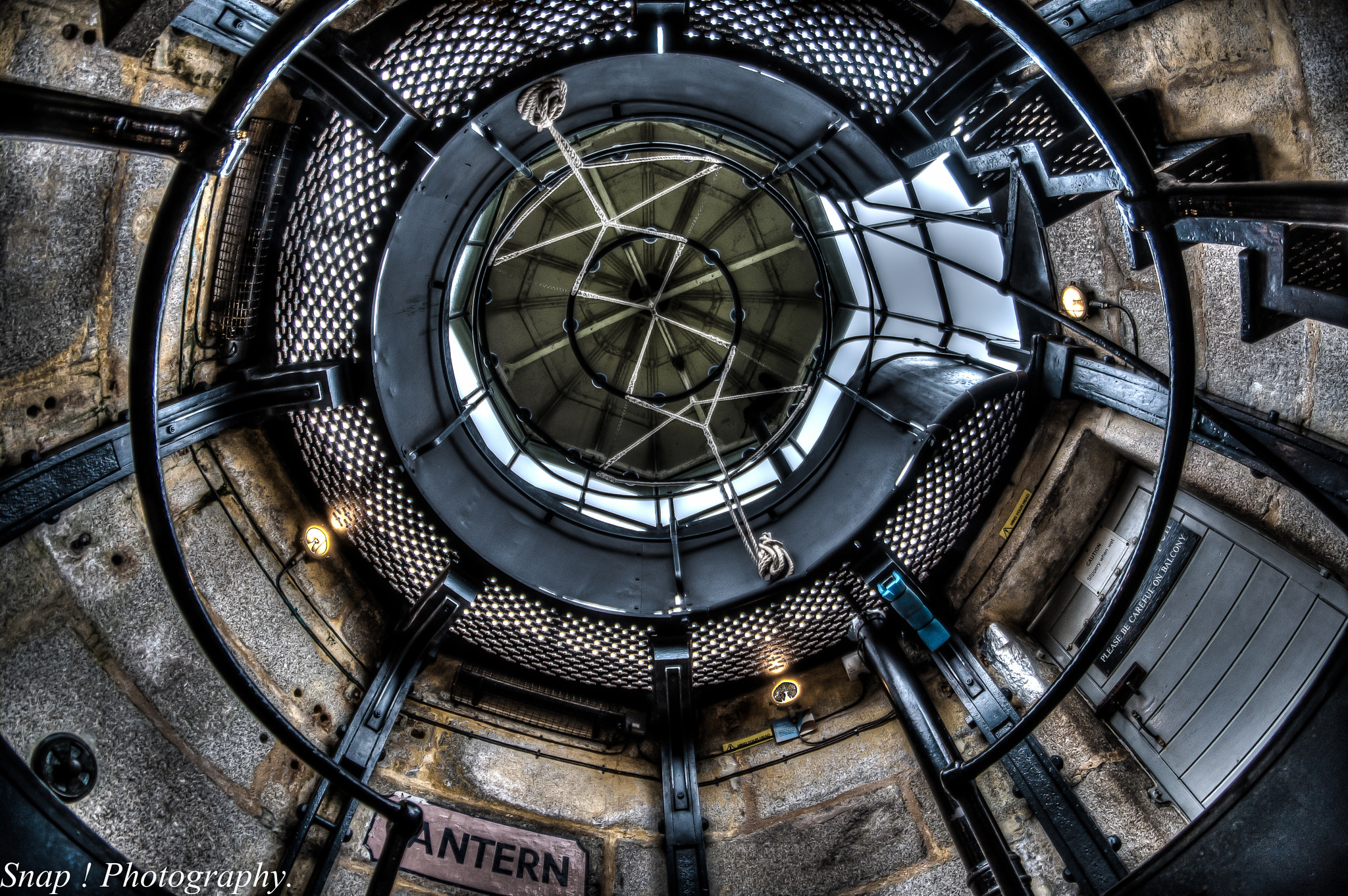 Samyang 8mm F3.5 Aspherical IF MC Fisheye sample photo. Mirror room photography