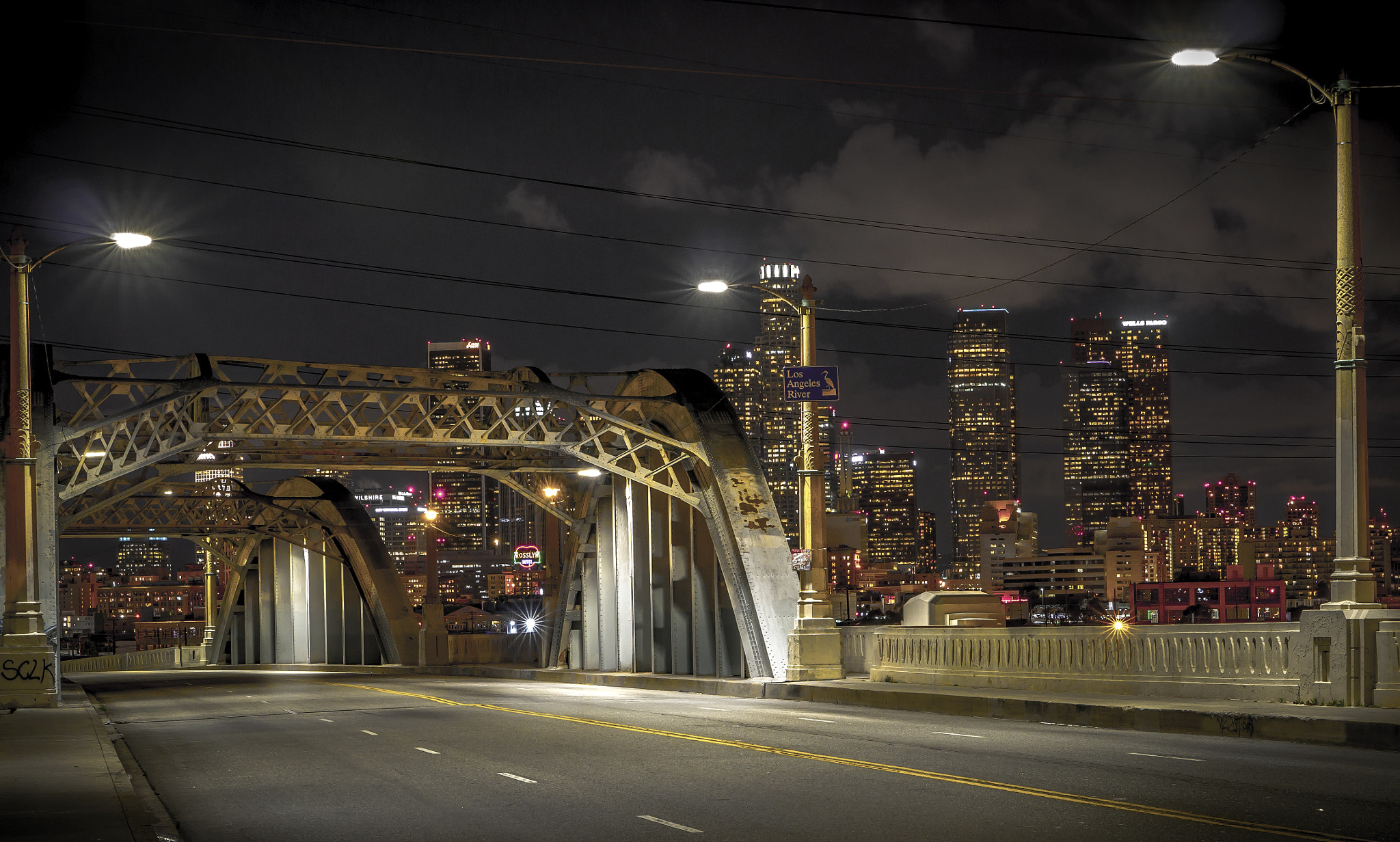 Panasonic Lumix DMC-GX7 + Panasonic Leica DG Nocticron 42.5mm F1.2 ASPH OIS sample photo. Sixth street bridge photography