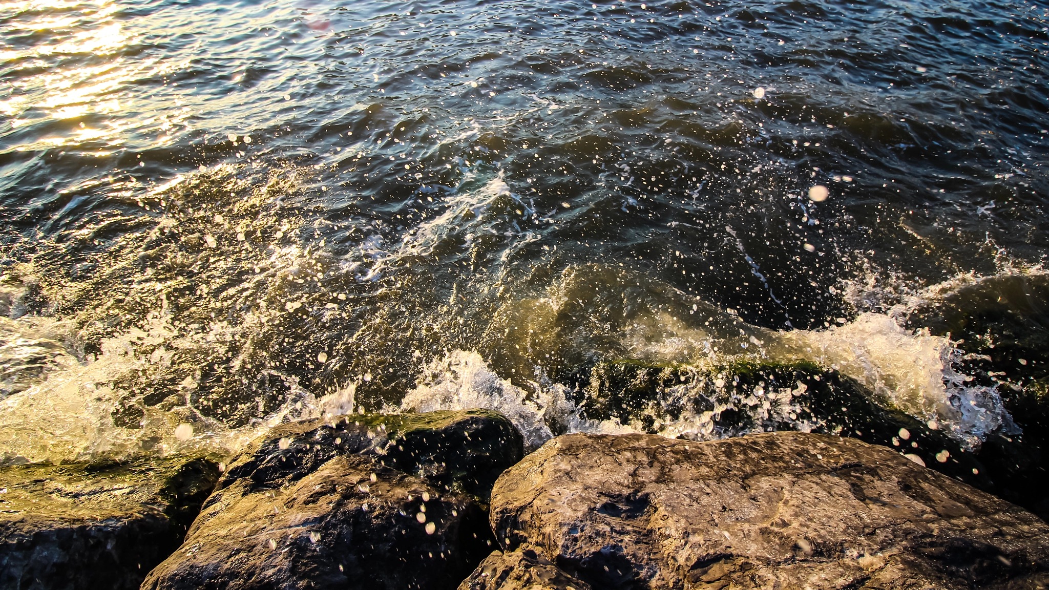 Canon EF-S 10-18mm F4.5–5.6 IS STM sample photo. Waves crashing photography