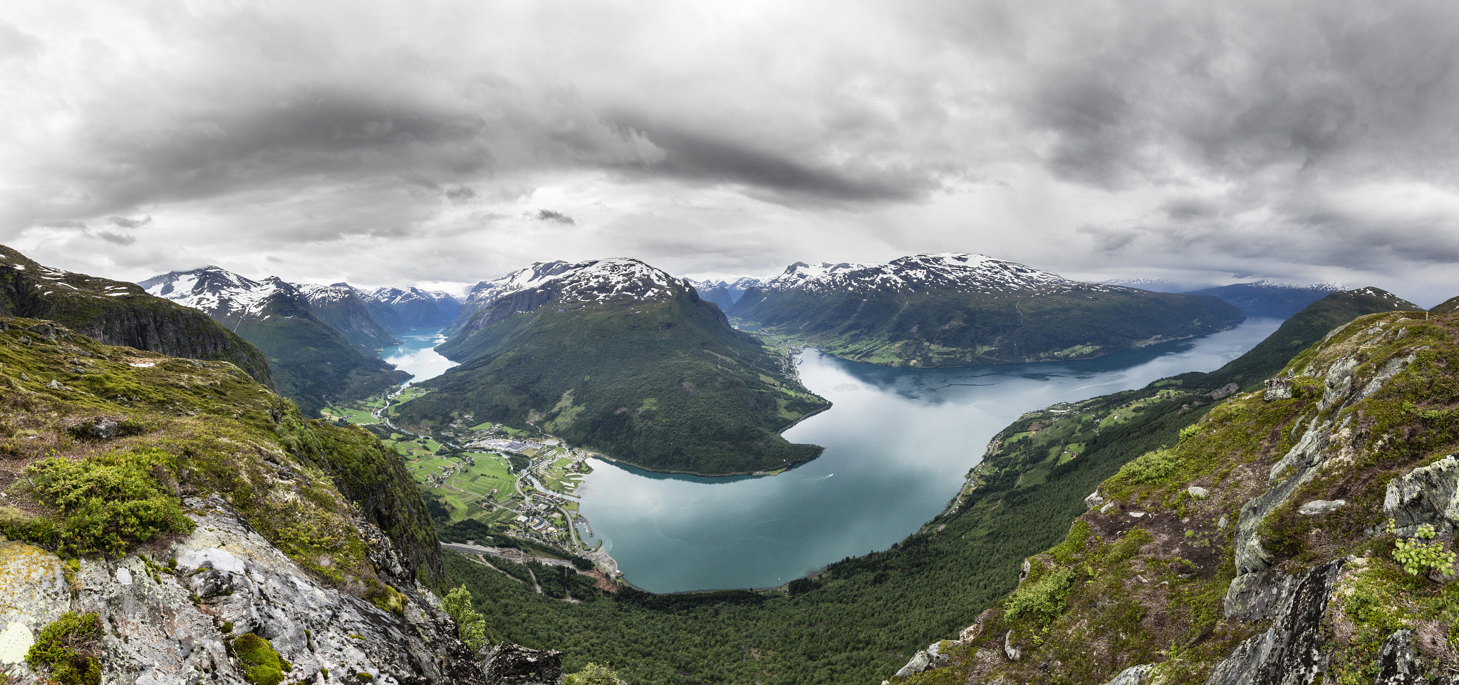 Canon EOS 100D (EOS Rebel SL1 / EOS Kiss X7) + Sigma 10-20mm F4-5.6 EX DC HSM sample photo. Loen from mt.hoven photography