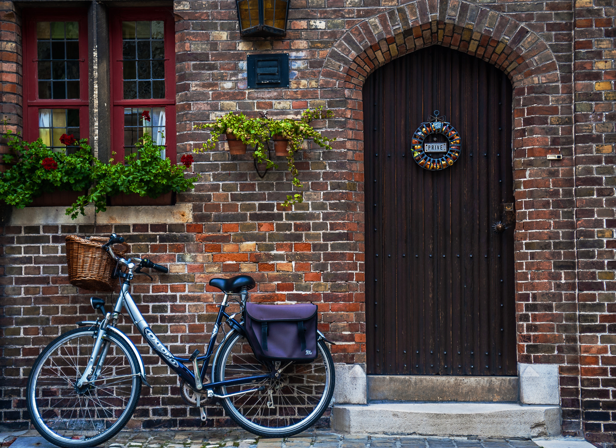 Nikon D700 + AF Zoom-Nikkor 28-85mm f/3.5-4.5 sample photo. Bruges corner photography