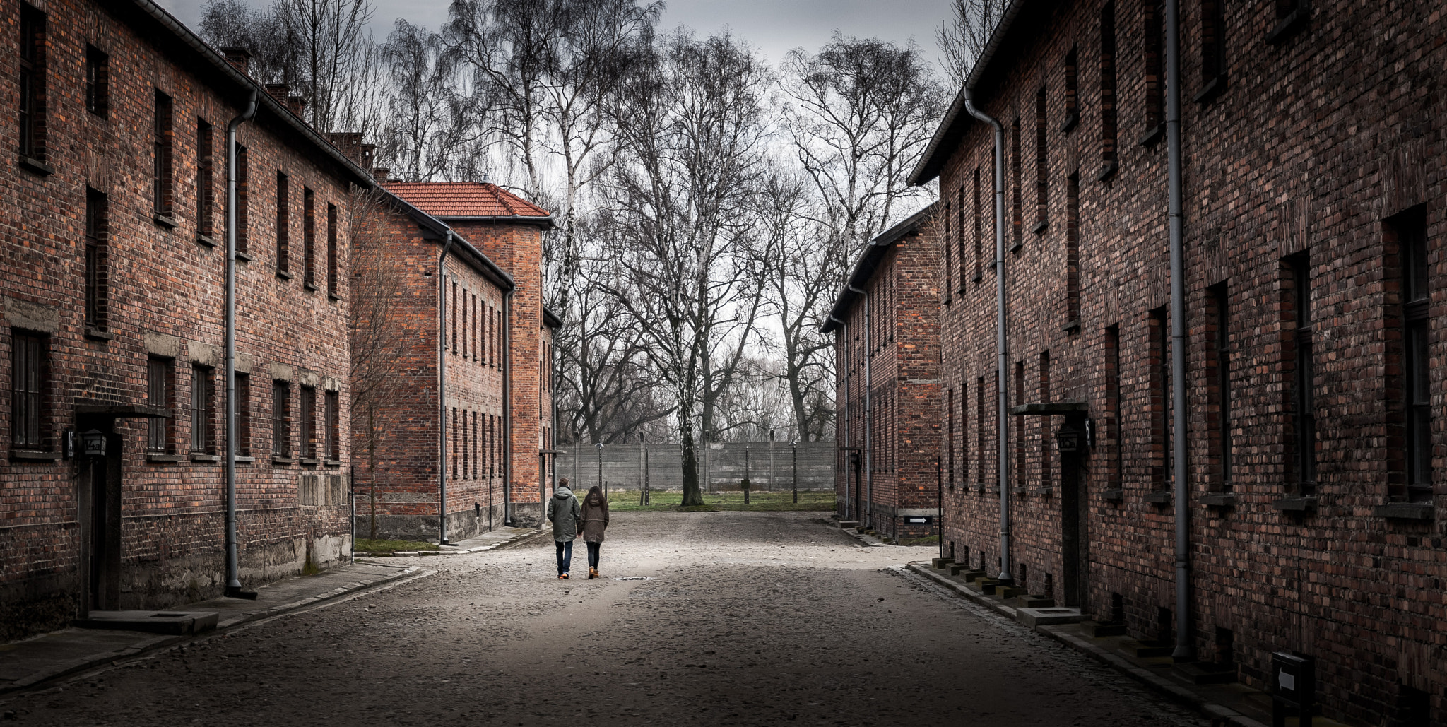 Canon EOS 400D (EOS Digital Rebel XTi / EOS Kiss Digital X) sample photo. Couple visiting auschwitz photography