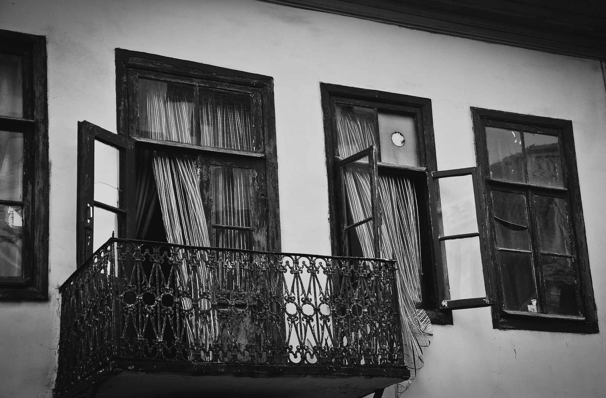 Nikon D60 sample photo. Old windows photography