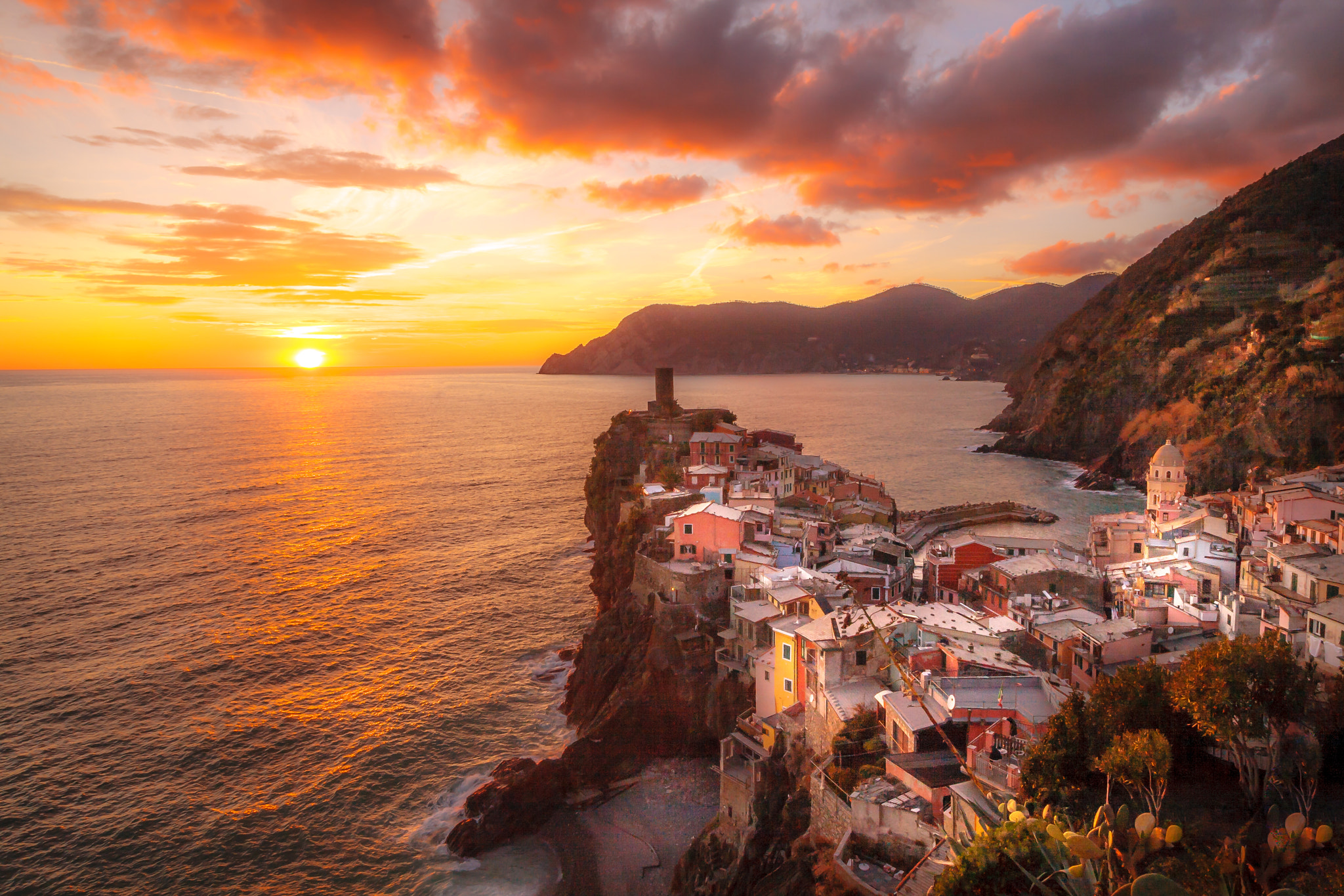 Canon EF-S 10-18mm F4.5–5.6 IS STM sample photo. Vernazza sunset photography