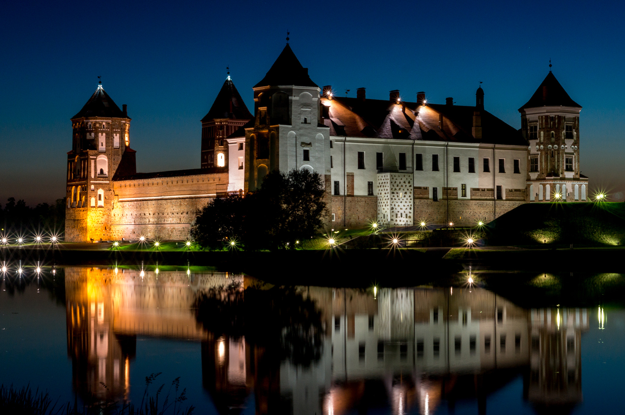 Sony Alpha NEX-3N + E 50mm F1.8 OSS sample photo. Mir castle photography
