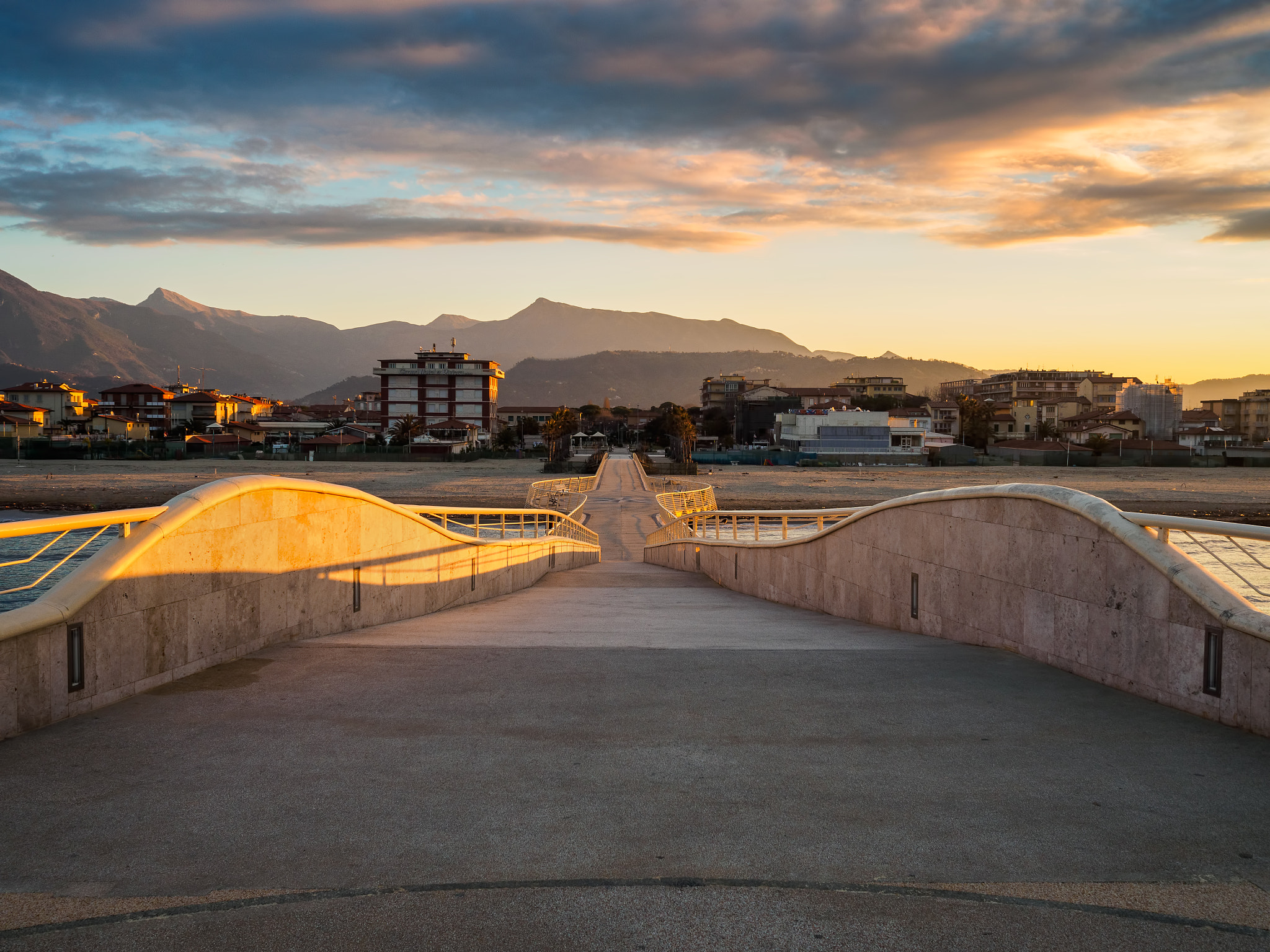 Olympus OM-D E-M5 II + Olympus M.Zuiko Digital 17mm F1.8 sample photo. Lido di camaiore from bellavista vittoria photography