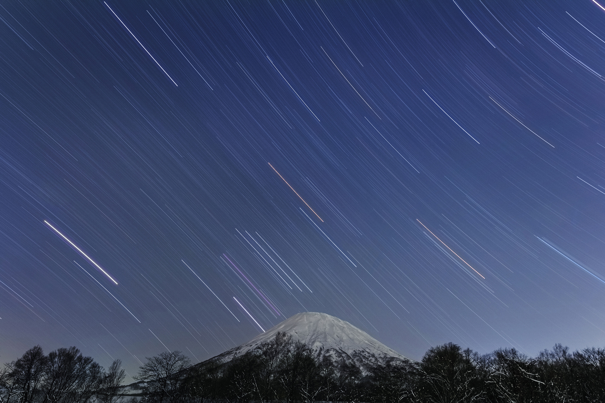 Canon EOS 550D (EOS Rebel T2i / EOS Kiss X4) + Canon EF 300mm f/2.8L sample photo. 春待つ羊蹄に冬星々が沈みつつ･･･ photography