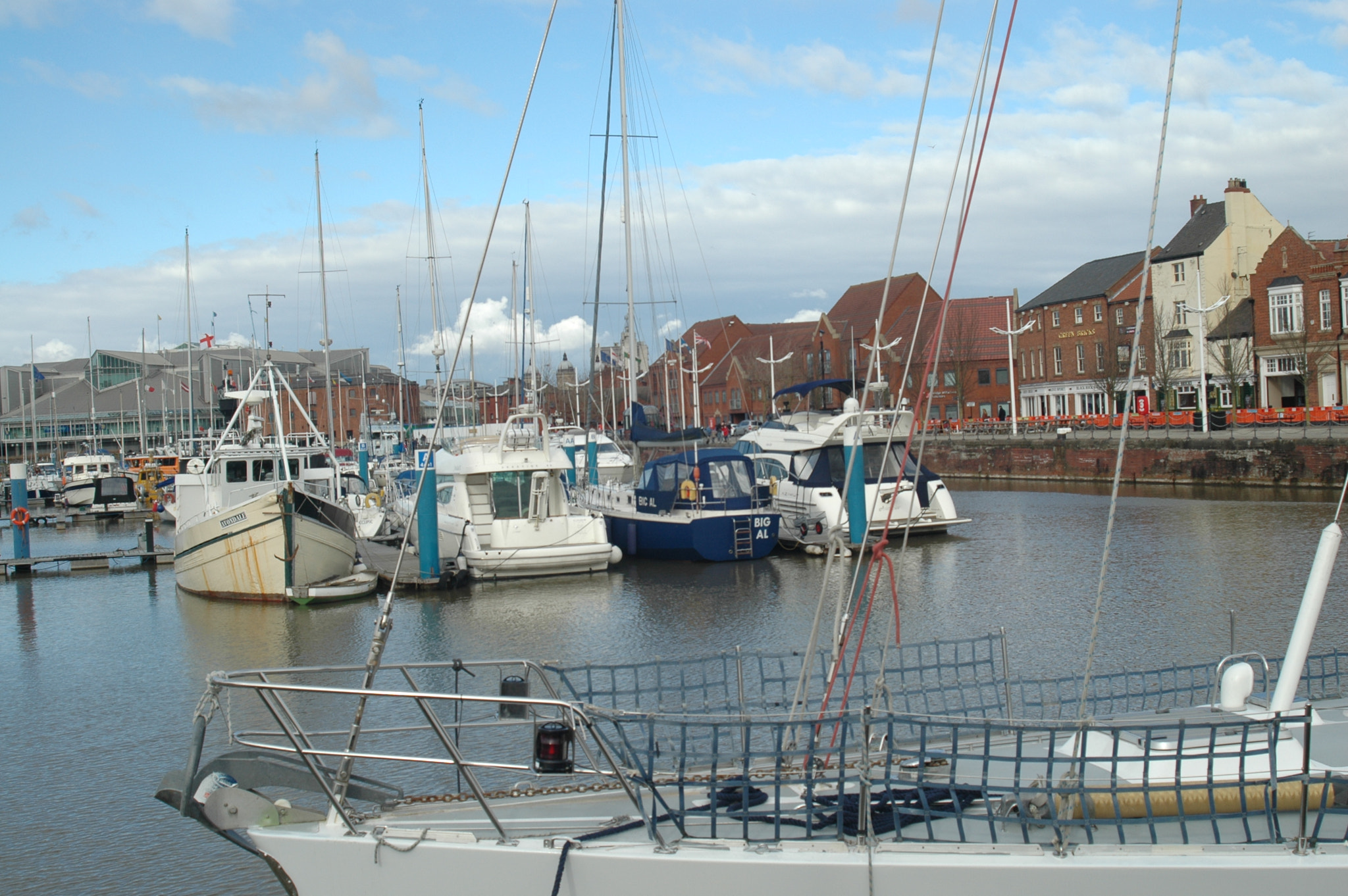 Nikon D70s + Tamron AF 28-80mm F3.5-5.6 Aspherical sample photo. Boats at hull marina photography