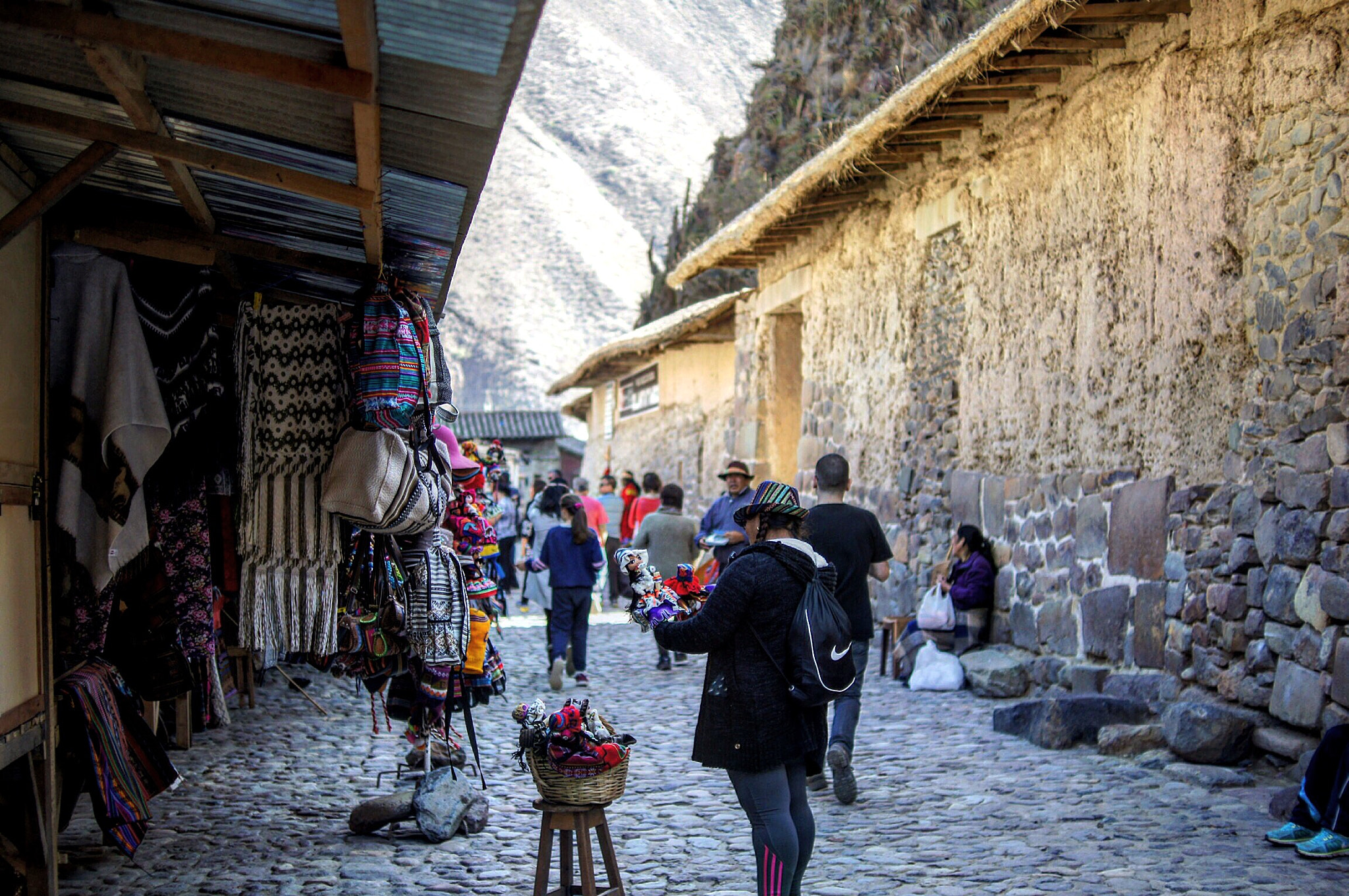 Sony Alpha NEX-3 + Sony DT 35mm F1.8 SAM sample photo. Peruvian woman photography