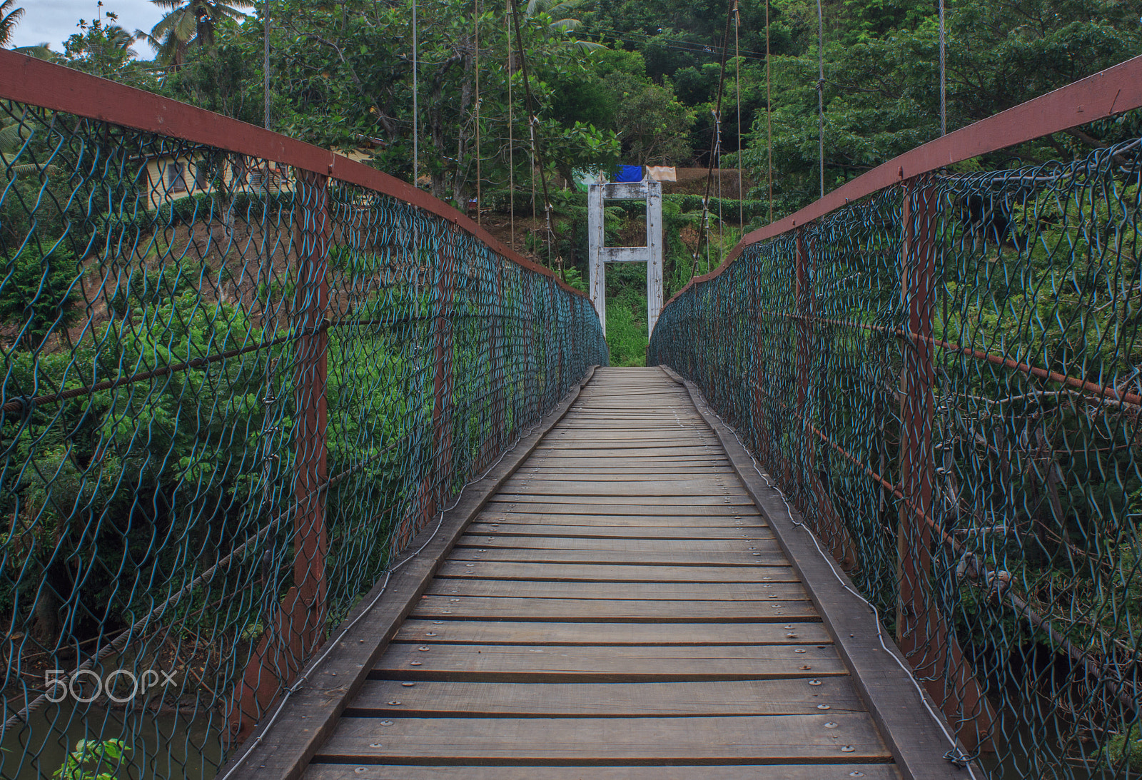 Canon EOS 700D (EOS Rebel T5i / EOS Kiss X7i) + Canon EF 28mm F1.8 USM sample photo. Swinging bridge photography