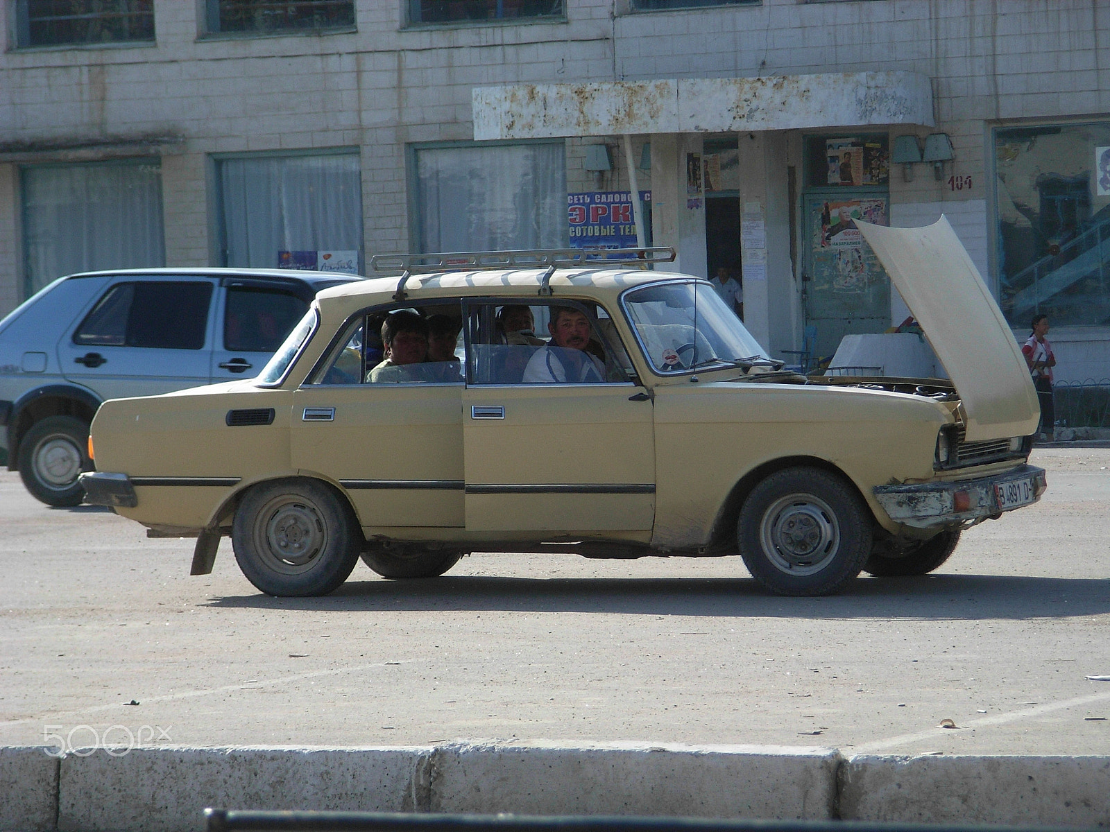 Ricoh Caplio R5 sample photo. Breakdown in bishkek photography