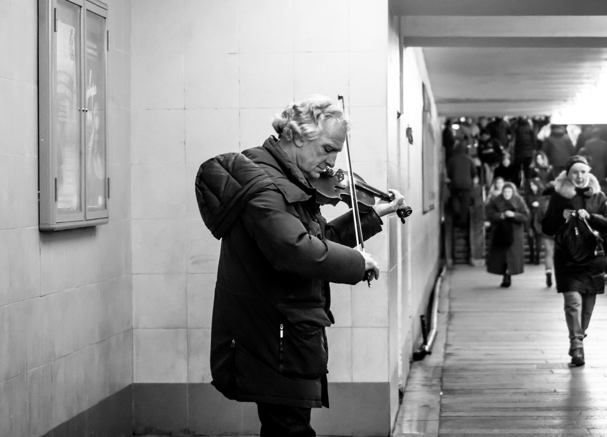 Sony SLT-A77 + Sony 75-300mm F4.5-5.6 sample photo. Musician in the underpass photography