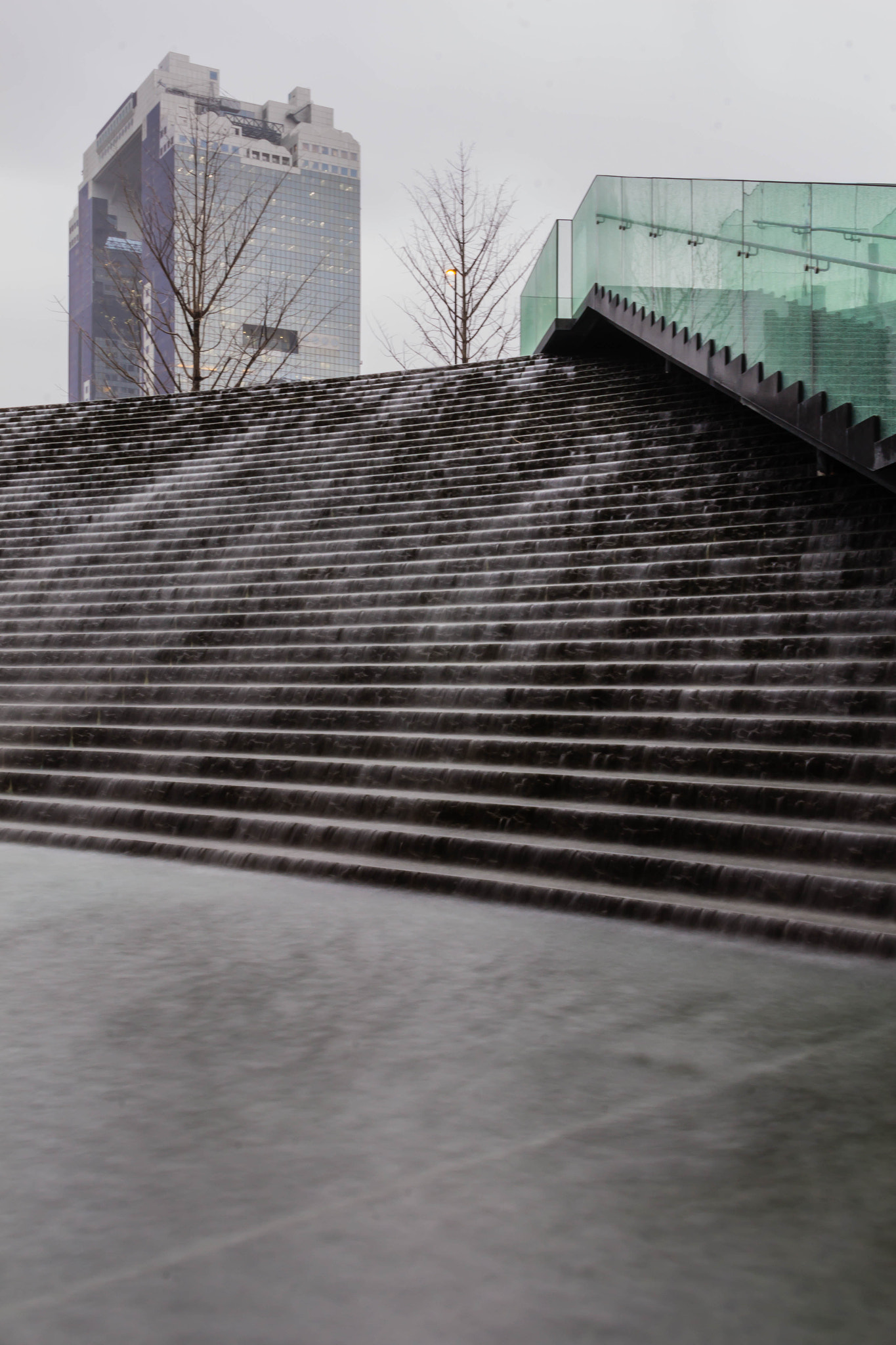 Canon EOS 100D (EOS Rebel SL1 / EOS Kiss X7) sample photo. Rainy umeda, osaka photography